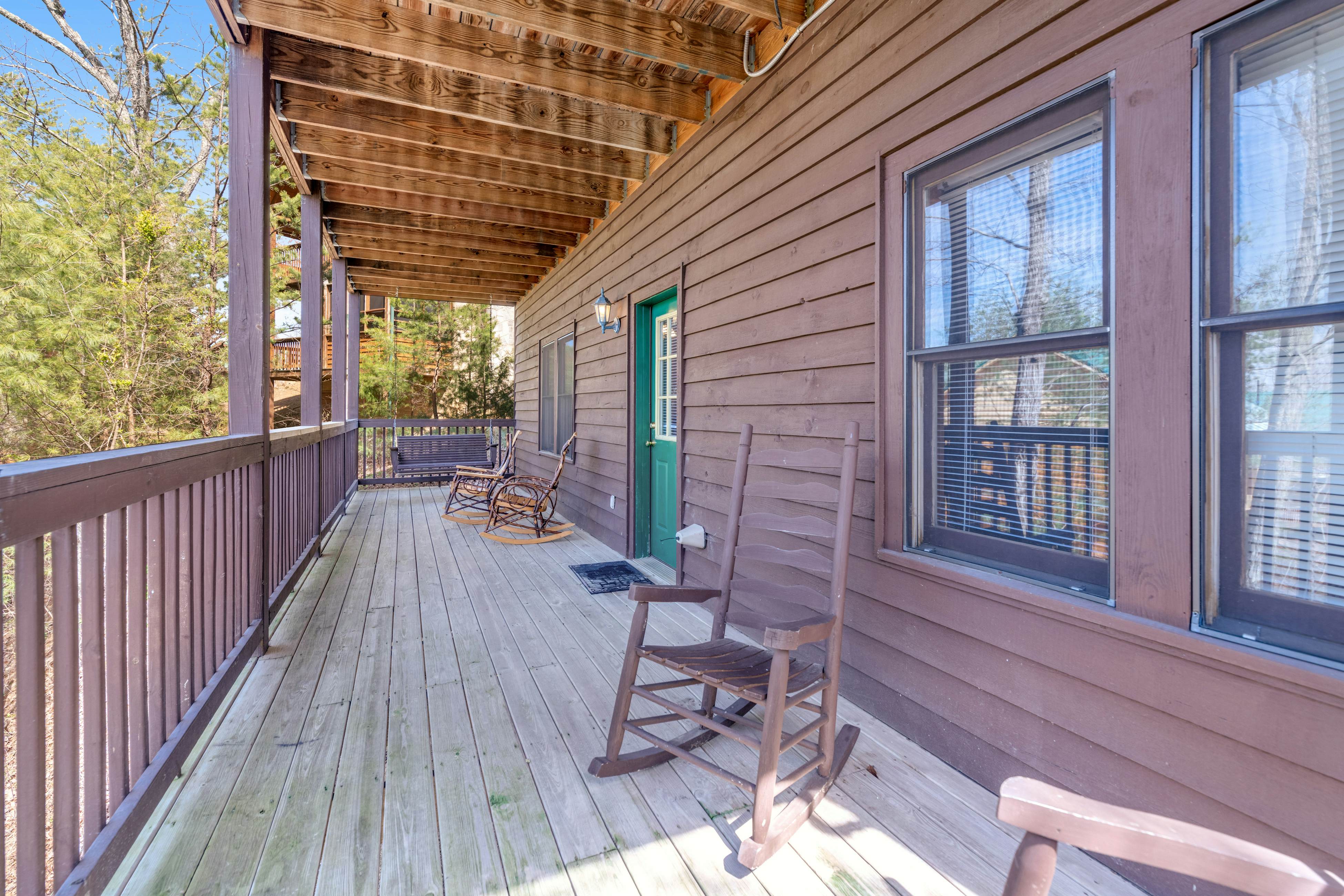 Charming Cabin, Sleeps 10・Hot Tub・Shared Pool