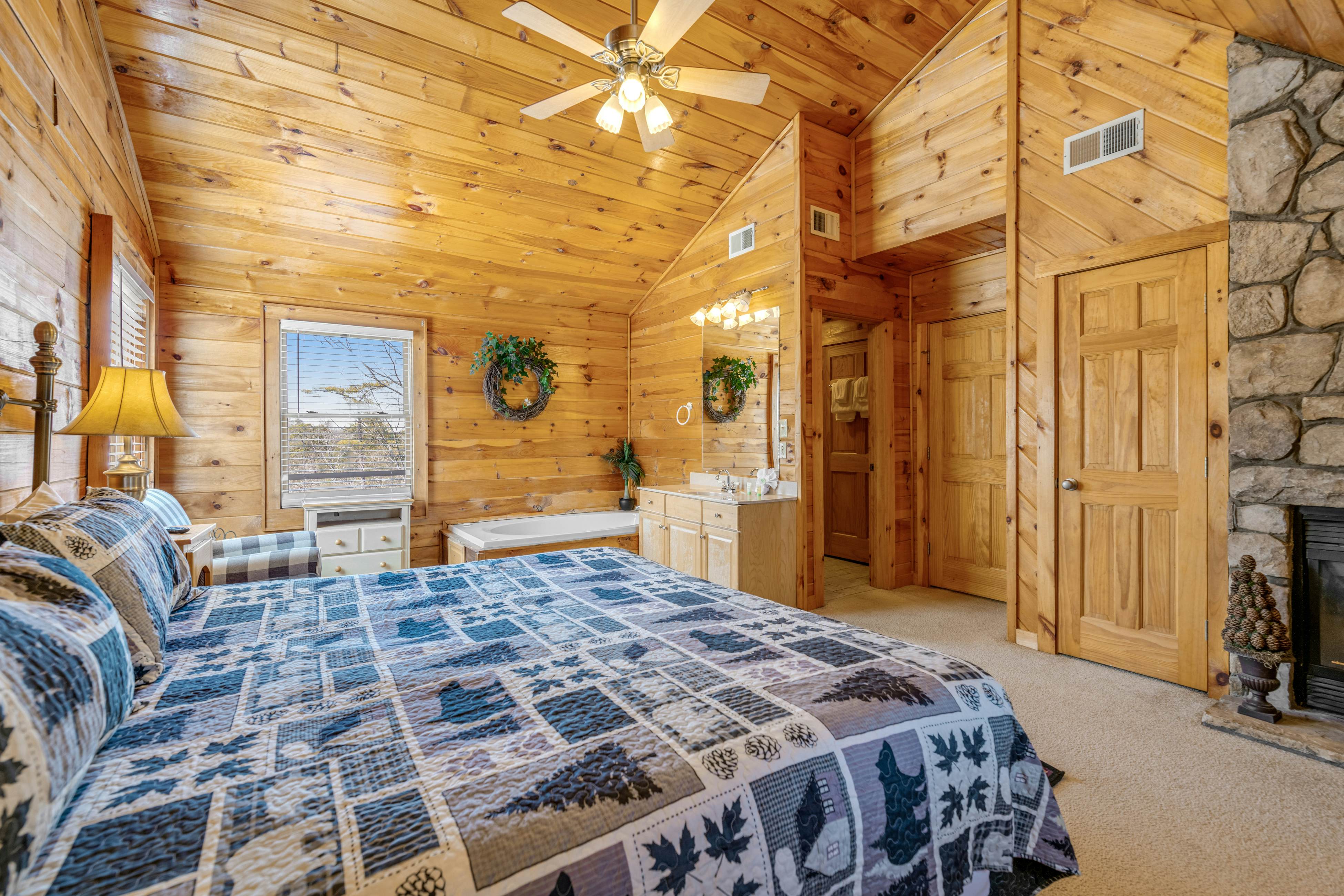 Charming Cabin, Sleeps 10・Hot Tub・Shared Pool