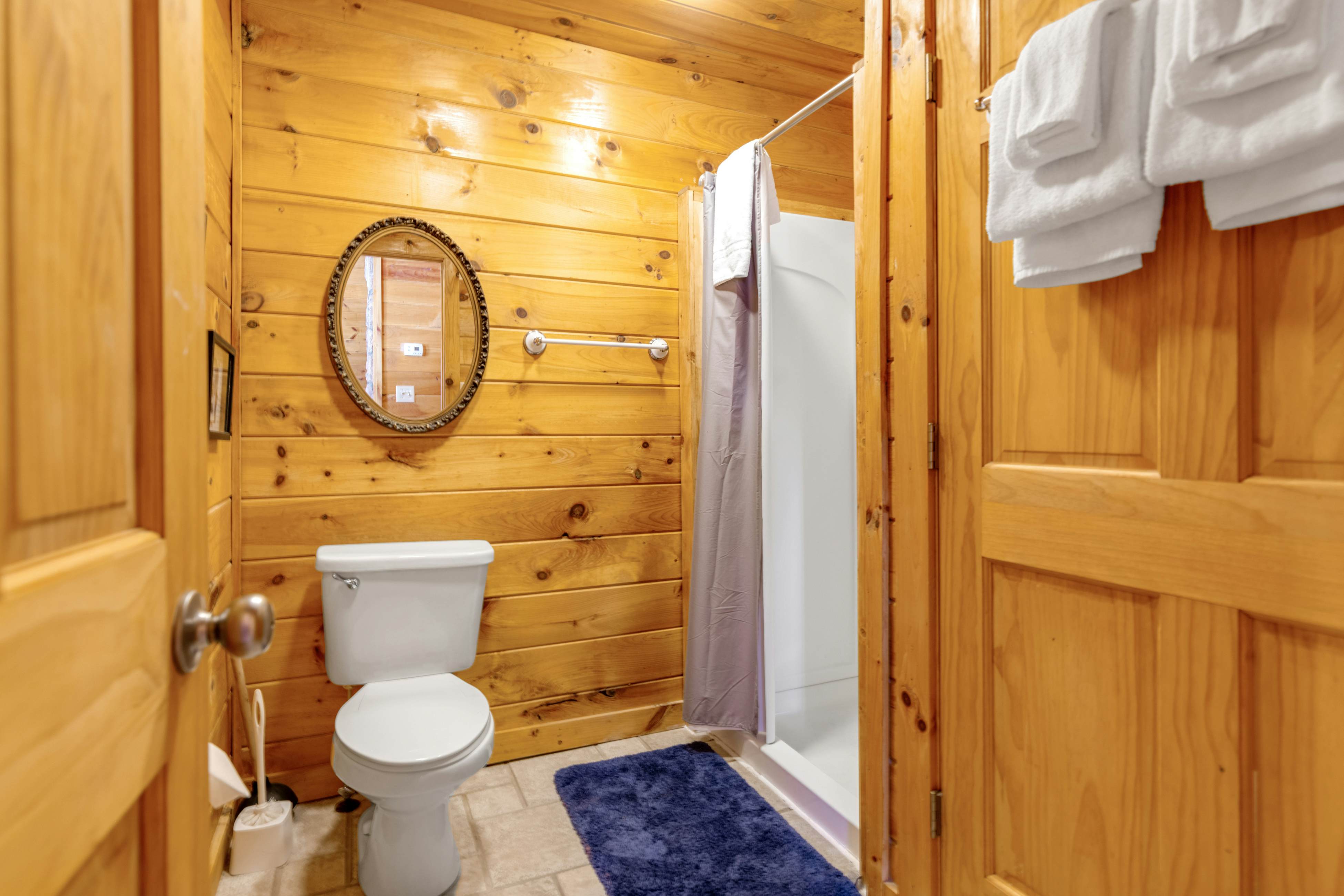 Charming Cabin, Sleeps 10・Hot Tub・Shared Pool