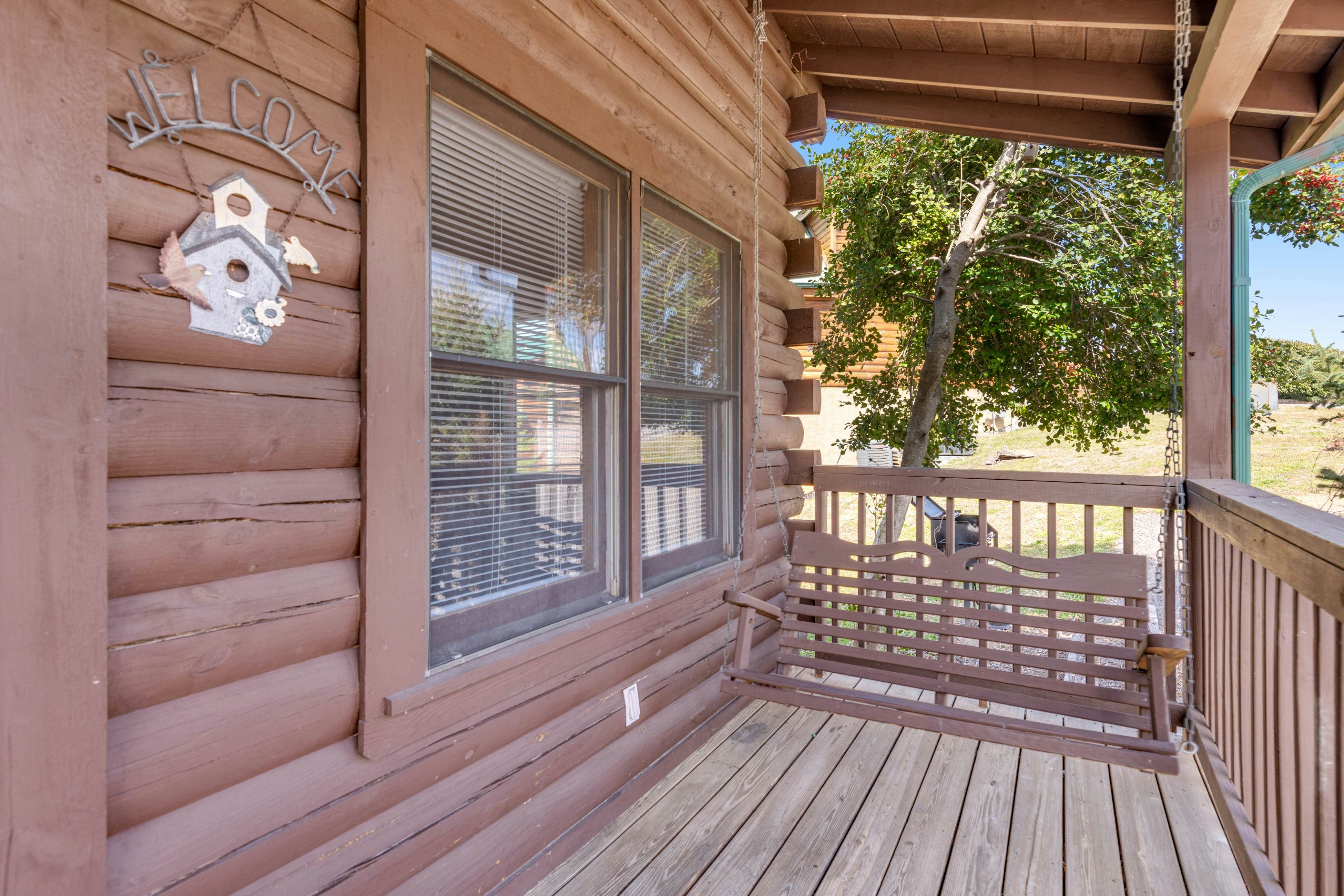 Charming Cabin, Sleeps 10・Hot Tub・Shared Pool