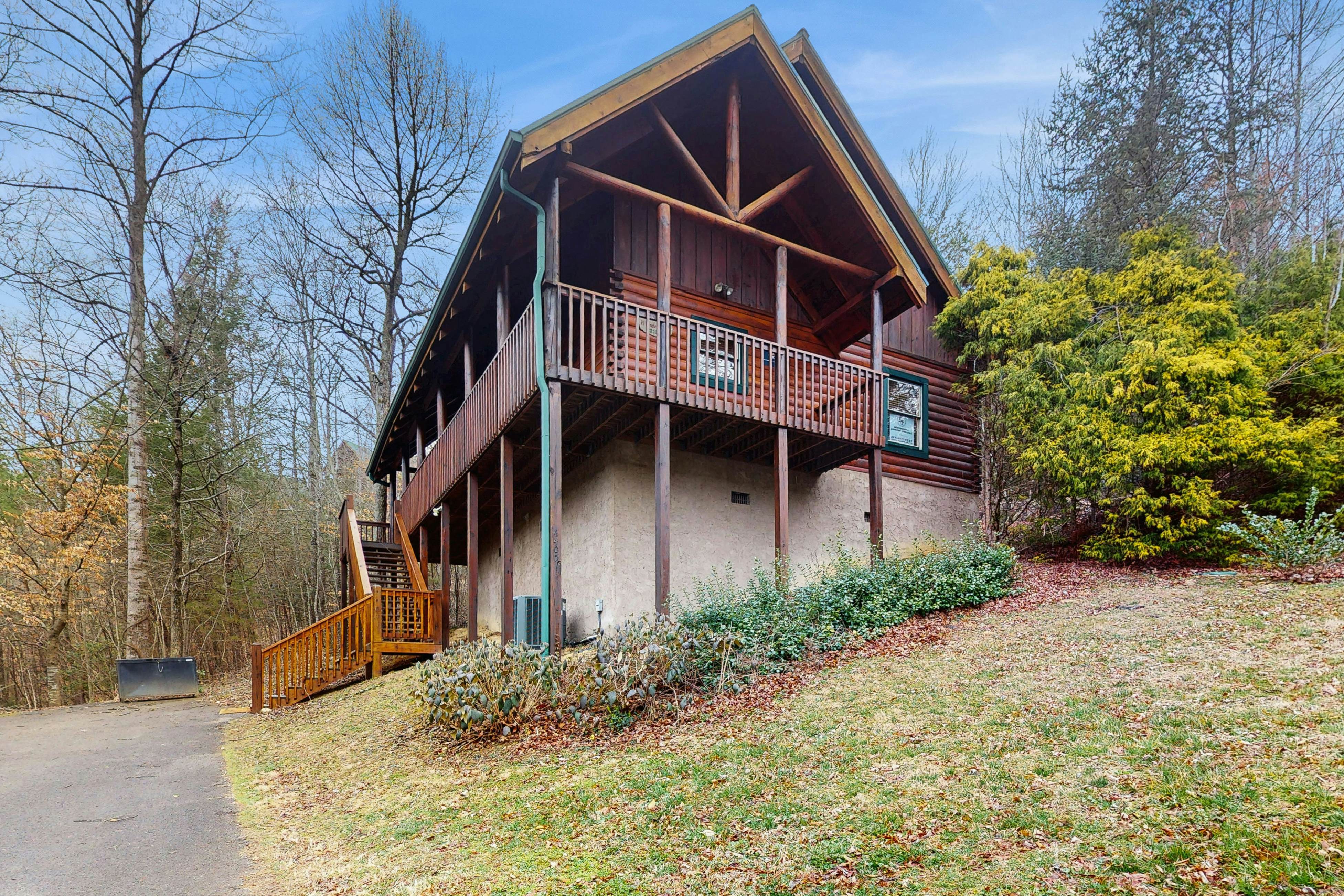 Cabin in gorgeous wooded setting w/ Free Attraction Tickets, hot tub, pool table