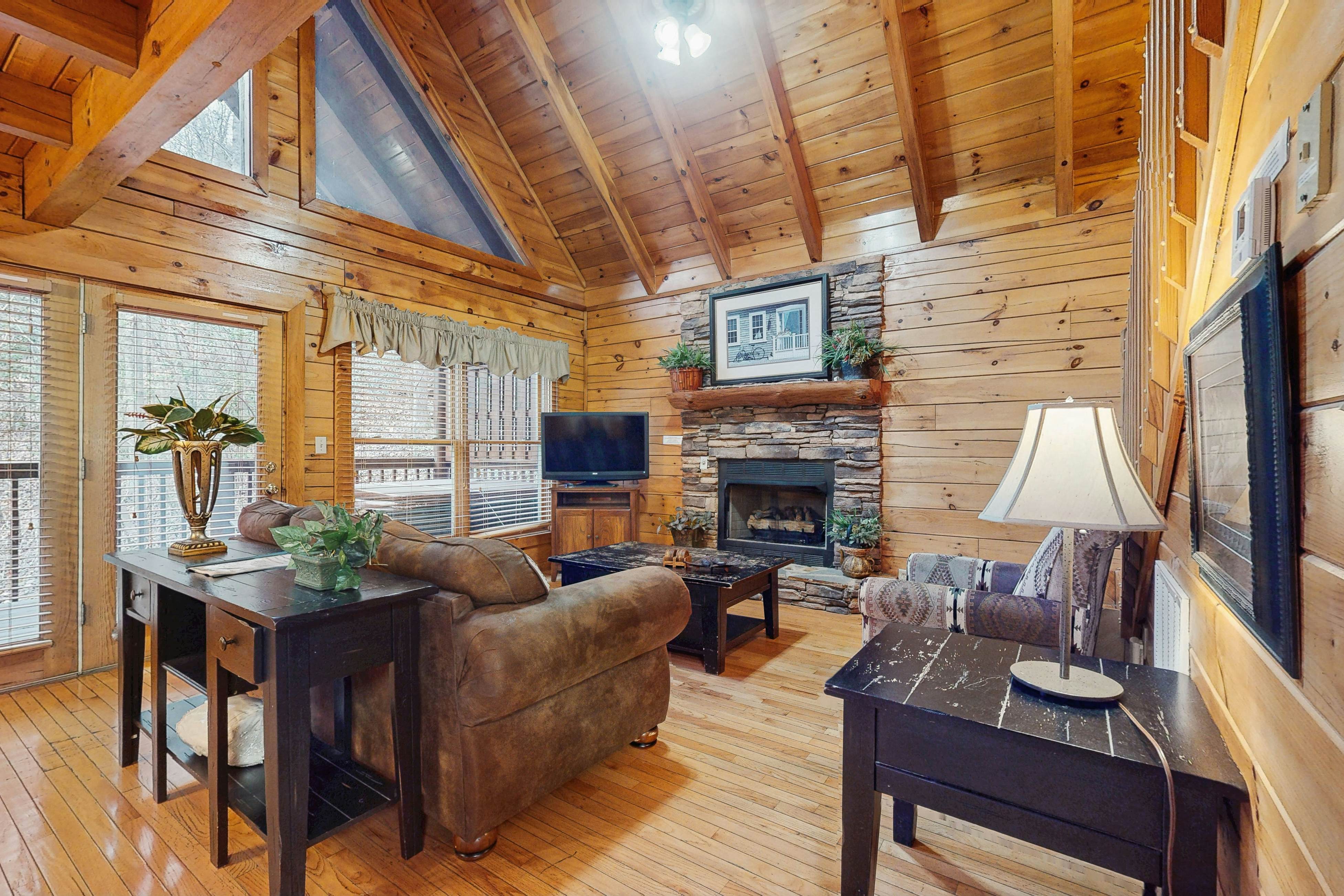 Cabin in gorgeous wooded setting w/ Free Attraction Tickets, hot tub, pool table