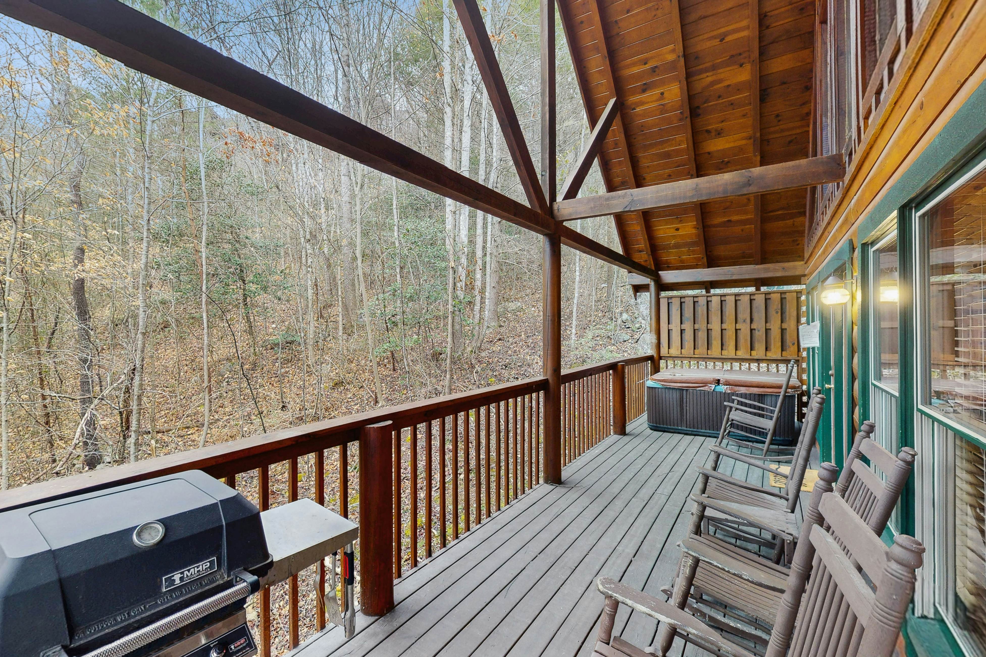 Cabin in gorgeous wooded setting w/ Free Attraction Tickets, hot tub, pool table