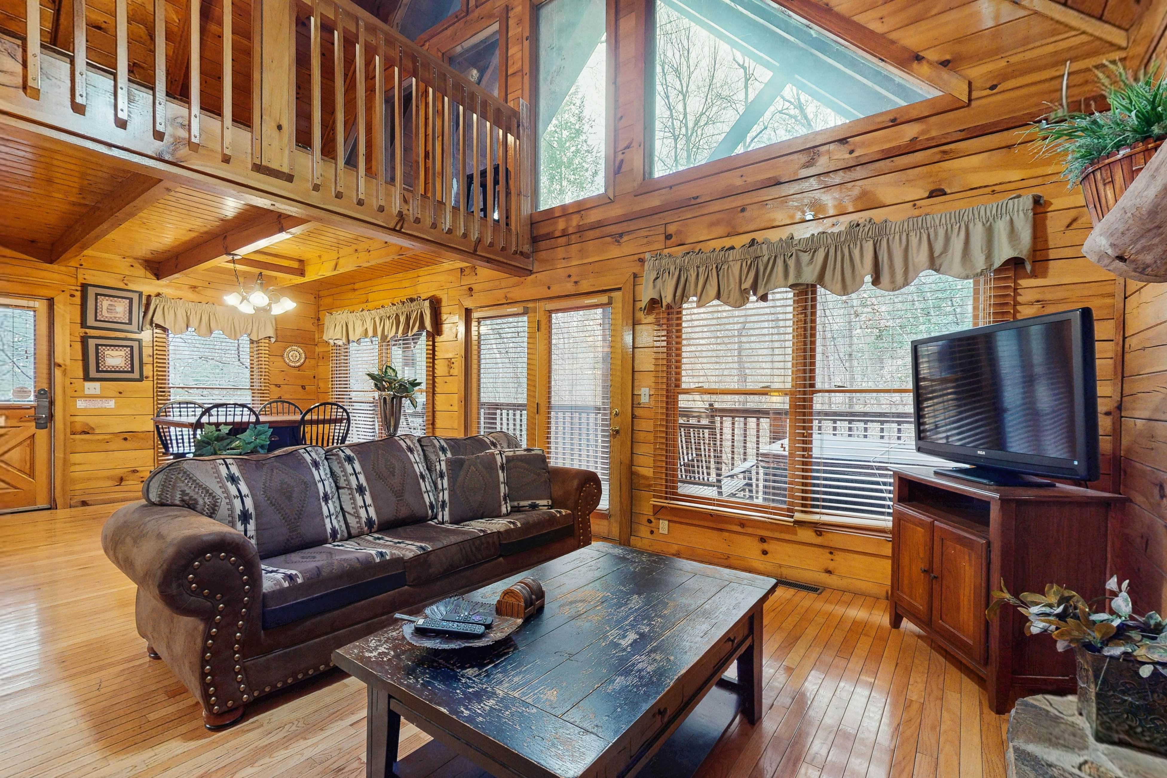 Cabin in gorgeous wooded setting w/ Free Attraction Tickets, hot tub, pool table