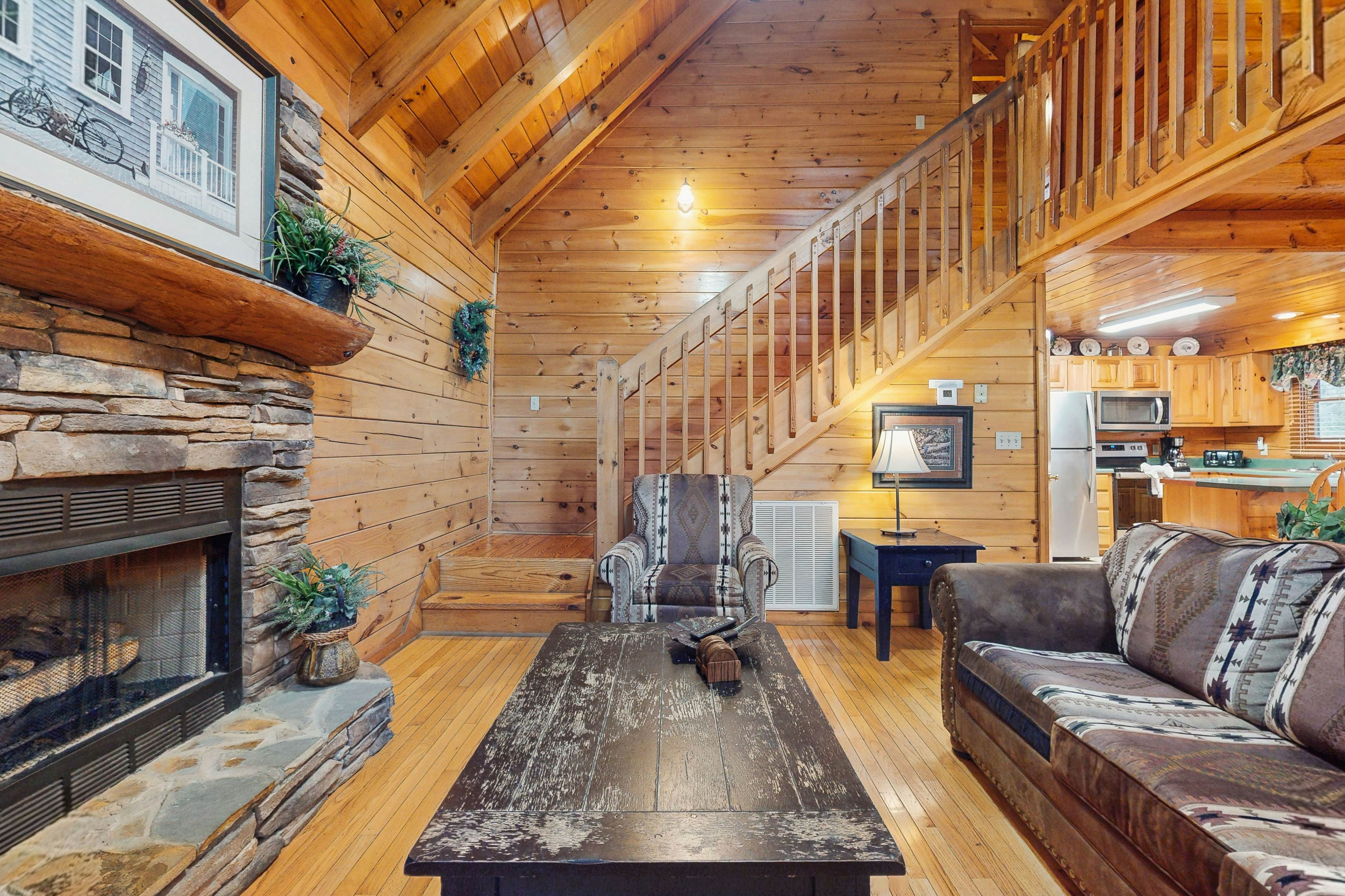 Cabin in gorgeous wooded setting w/ Free Attraction Tickets, hot tub, pool table