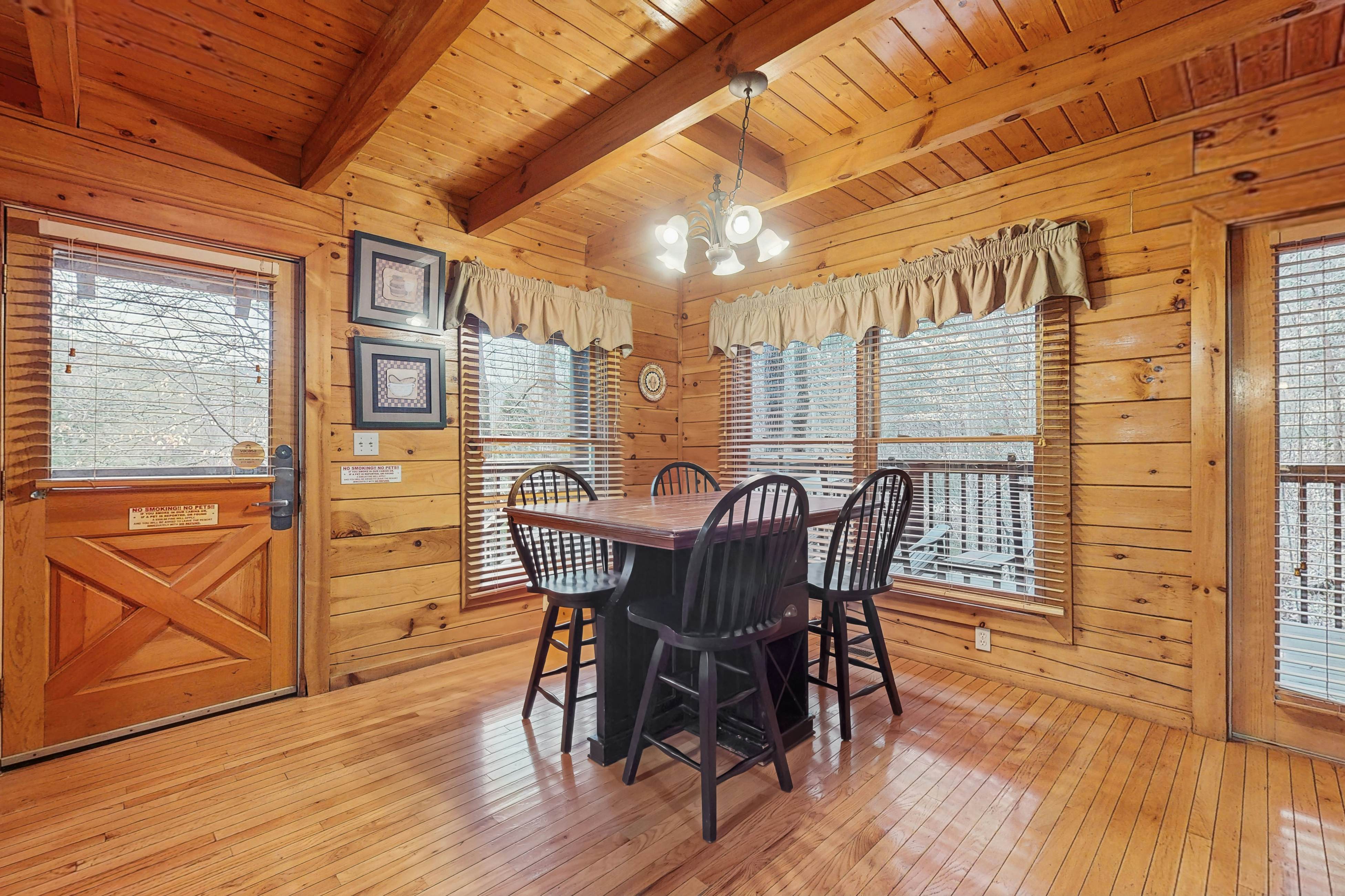 Cabin in gorgeous wooded setting w/ Free Attraction Tickets, hot tub, pool table