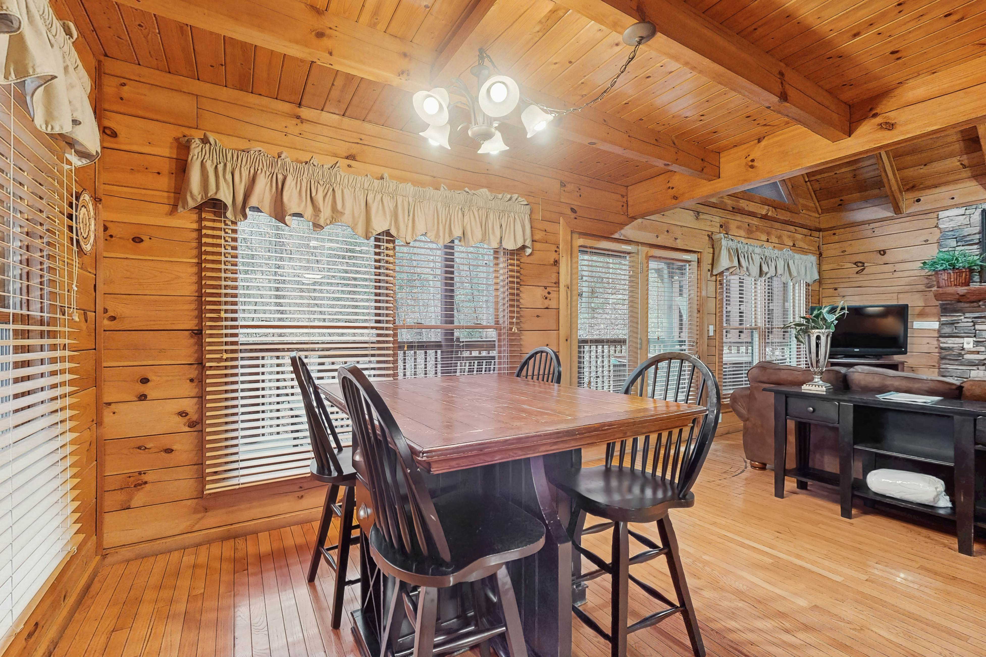 Cabin in gorgeous wooded setting w/ Free Attraction Tickets, hot tub, pool table