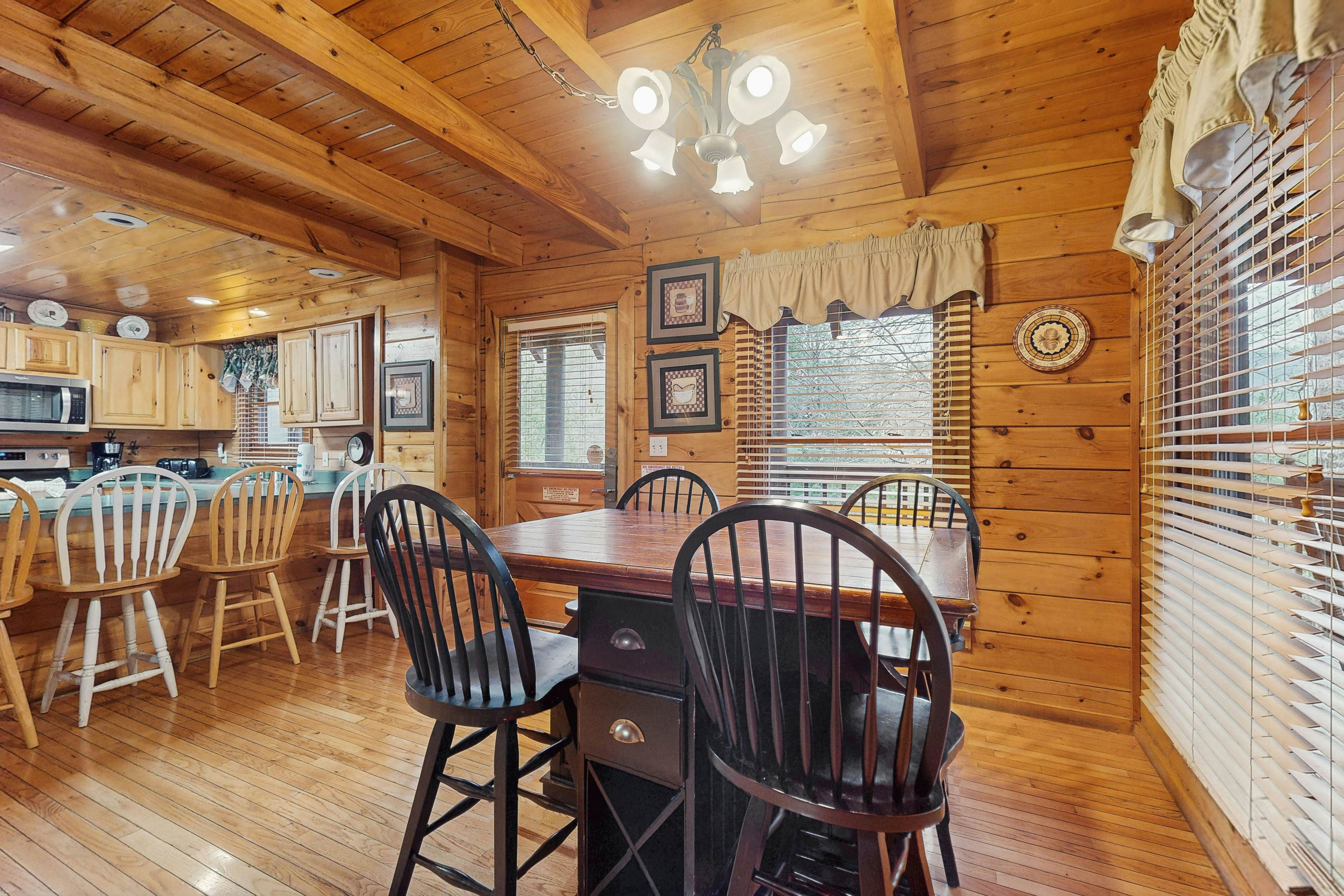 Cabin in gorgeous wooded setting w/ Free Attraction Tickets, hot tub, pool table