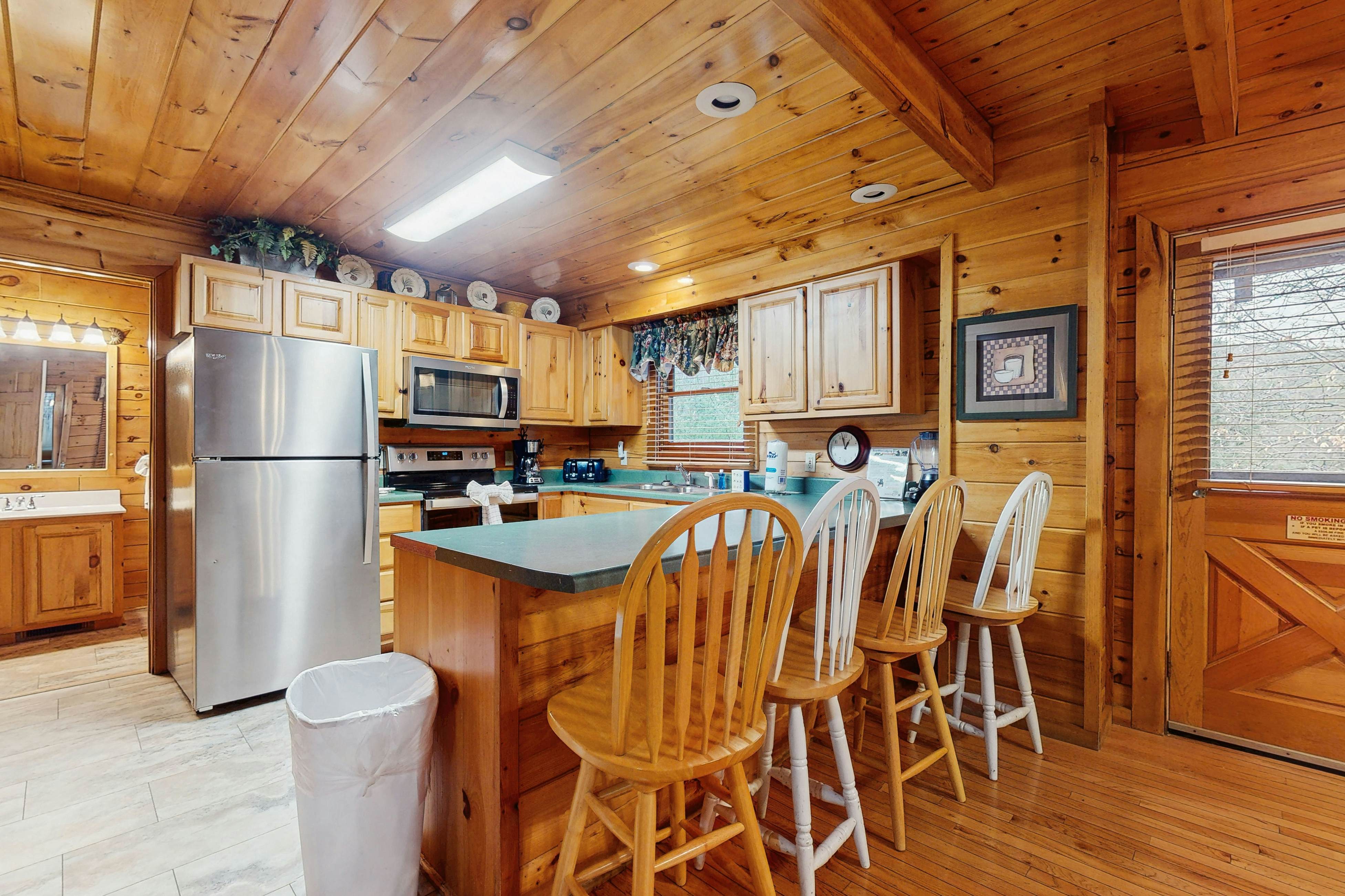 Cabin in gorgeous wooded setting w/ Free Attraction Tickets, hot tub, pool table