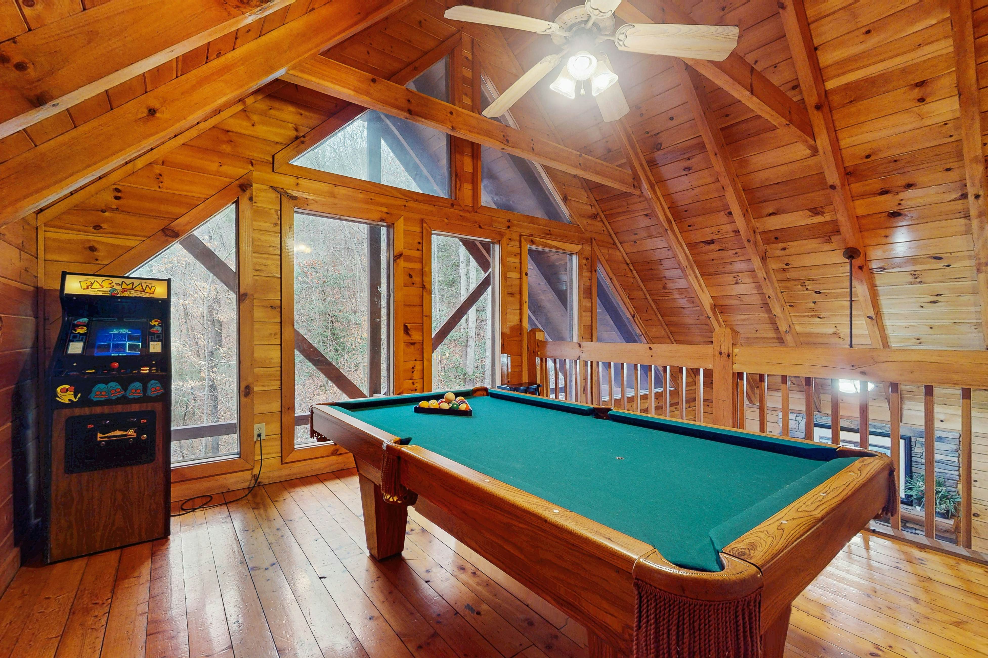 Cabin in gorgeous wooded setting w/ Free Attraction Tickets, hot tub, pool table