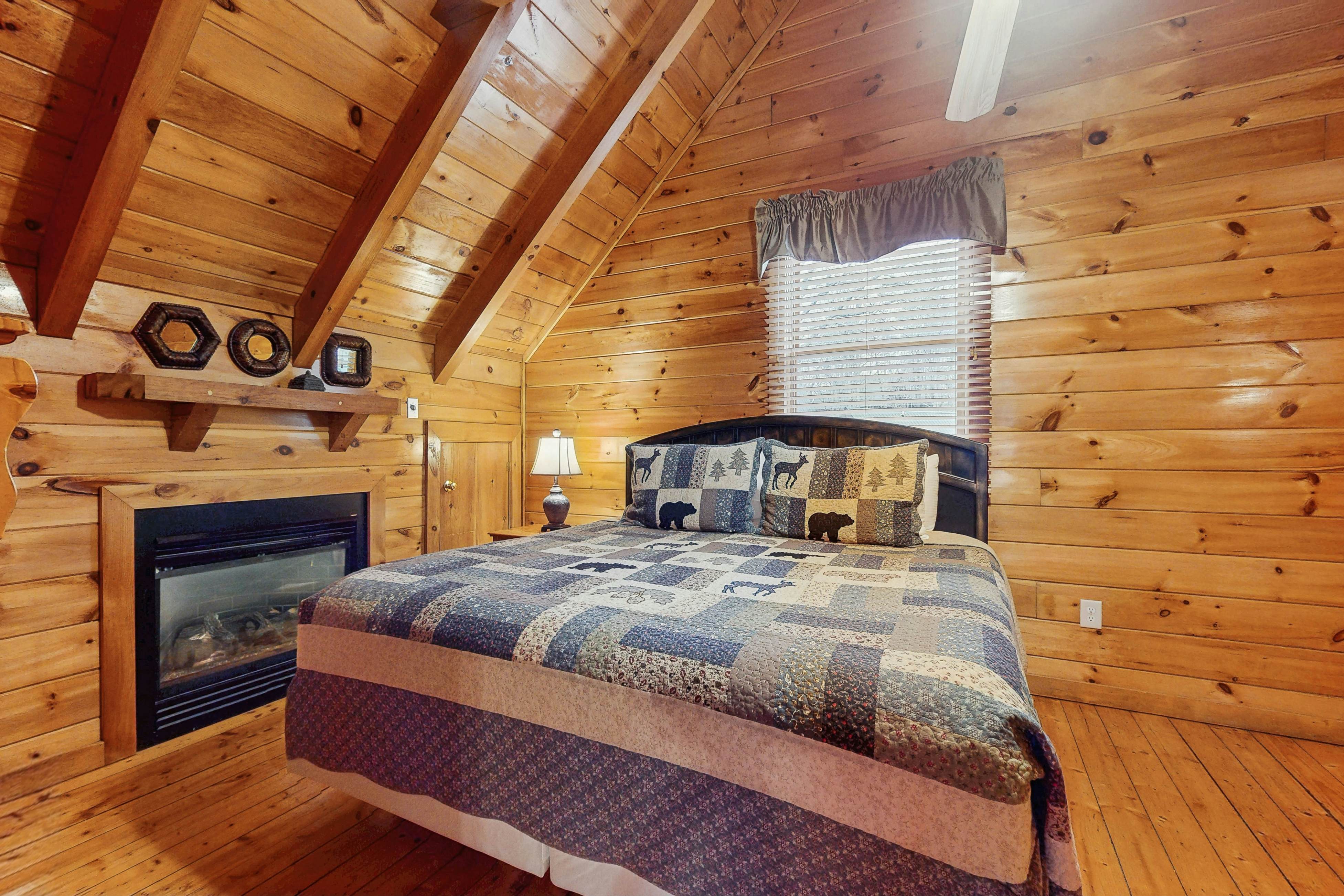 Cabin in gorgeous wooded setting w/ Free Attraction Tickets, hot tub, pool table