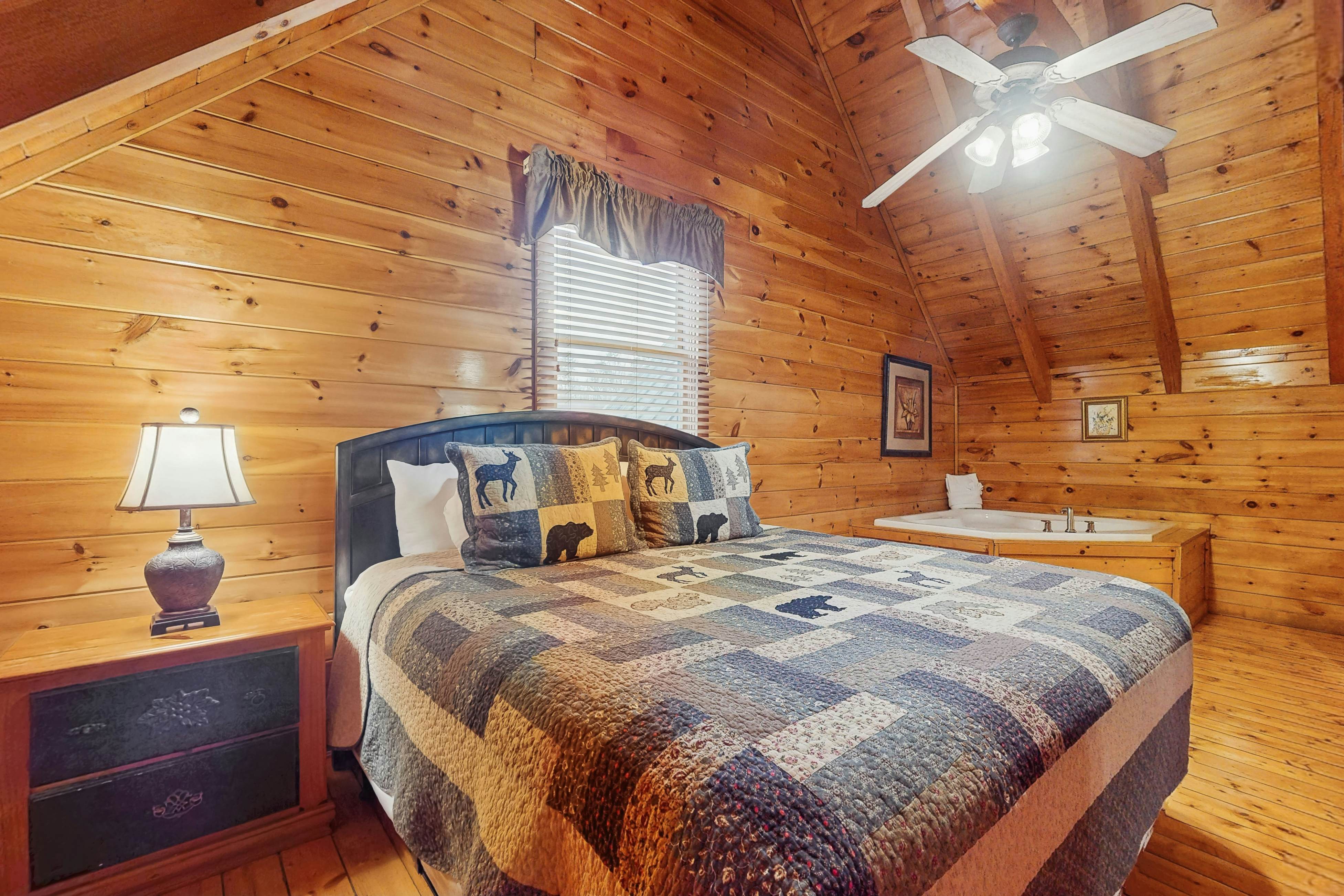 Cabin in gorgeous wooded setting w/ Free Attraction Tickets, hot tub, pool table