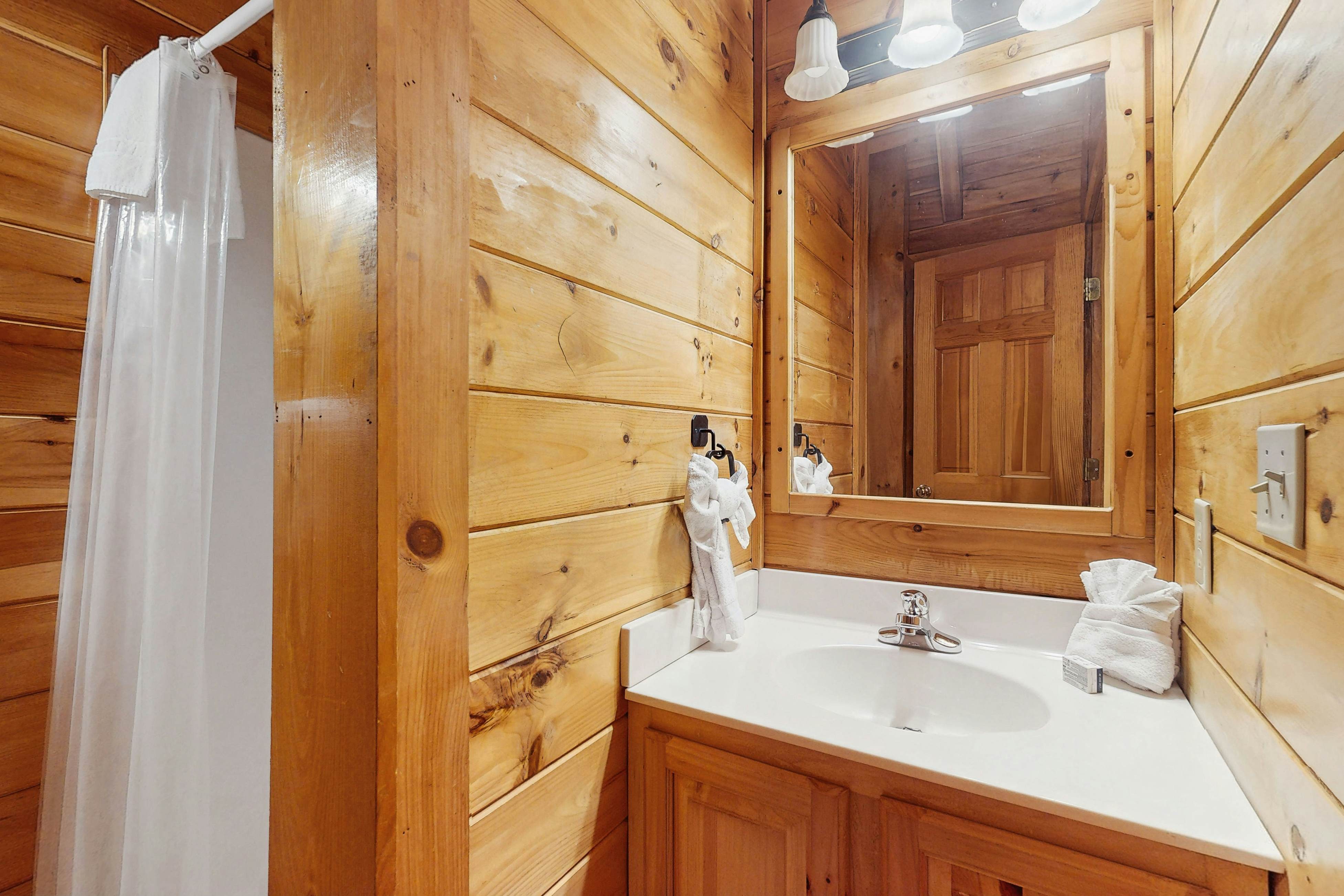 Cabin in gorgeous wooded setting w/ Free Attraction Tickets, hot tub, pool table