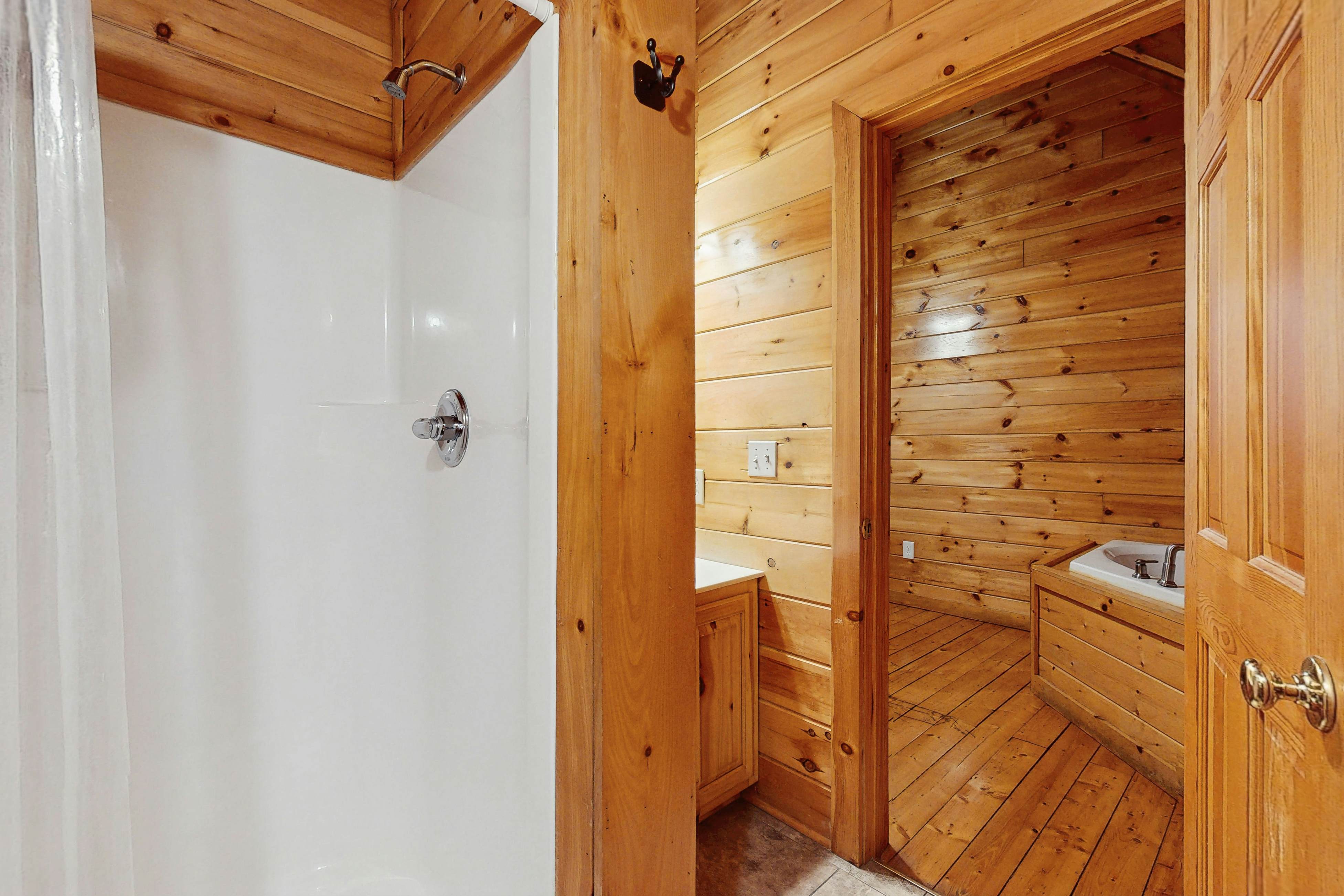 Cabin in gorgeous wooded setting w/ Free Attraction Tickets, hot tub, pool table