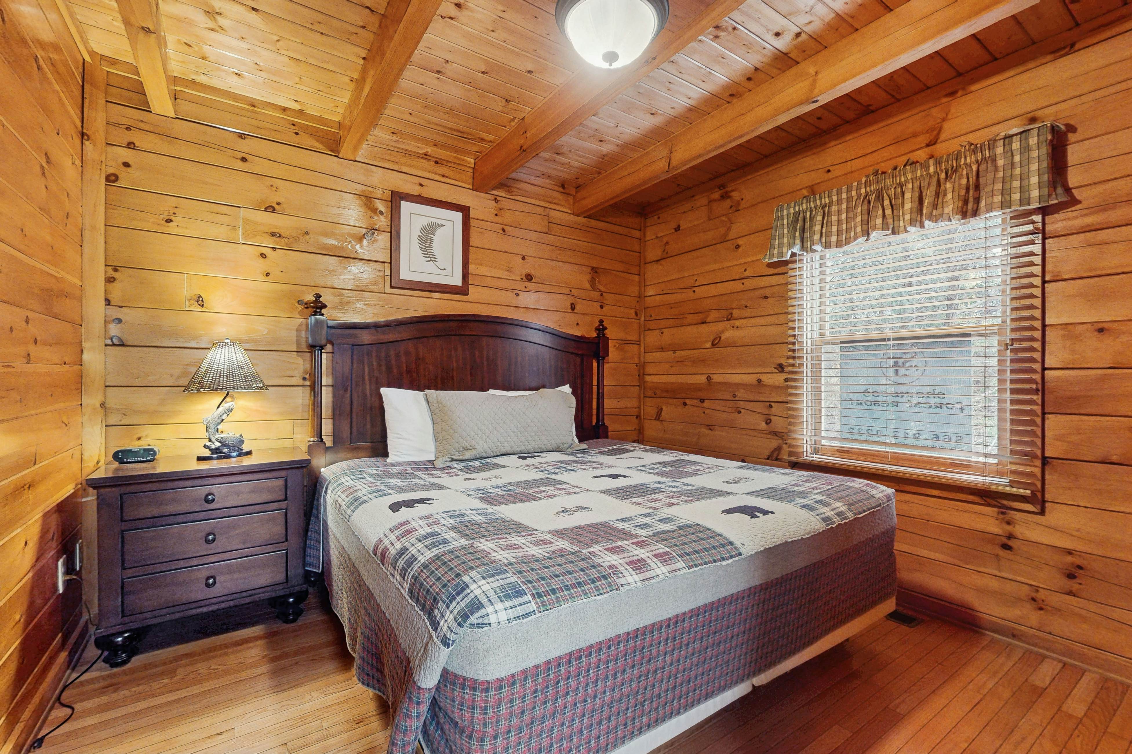 Cabin in gorgeous wooded setting w/ Free Attraction Tickets, hot tub, pool table