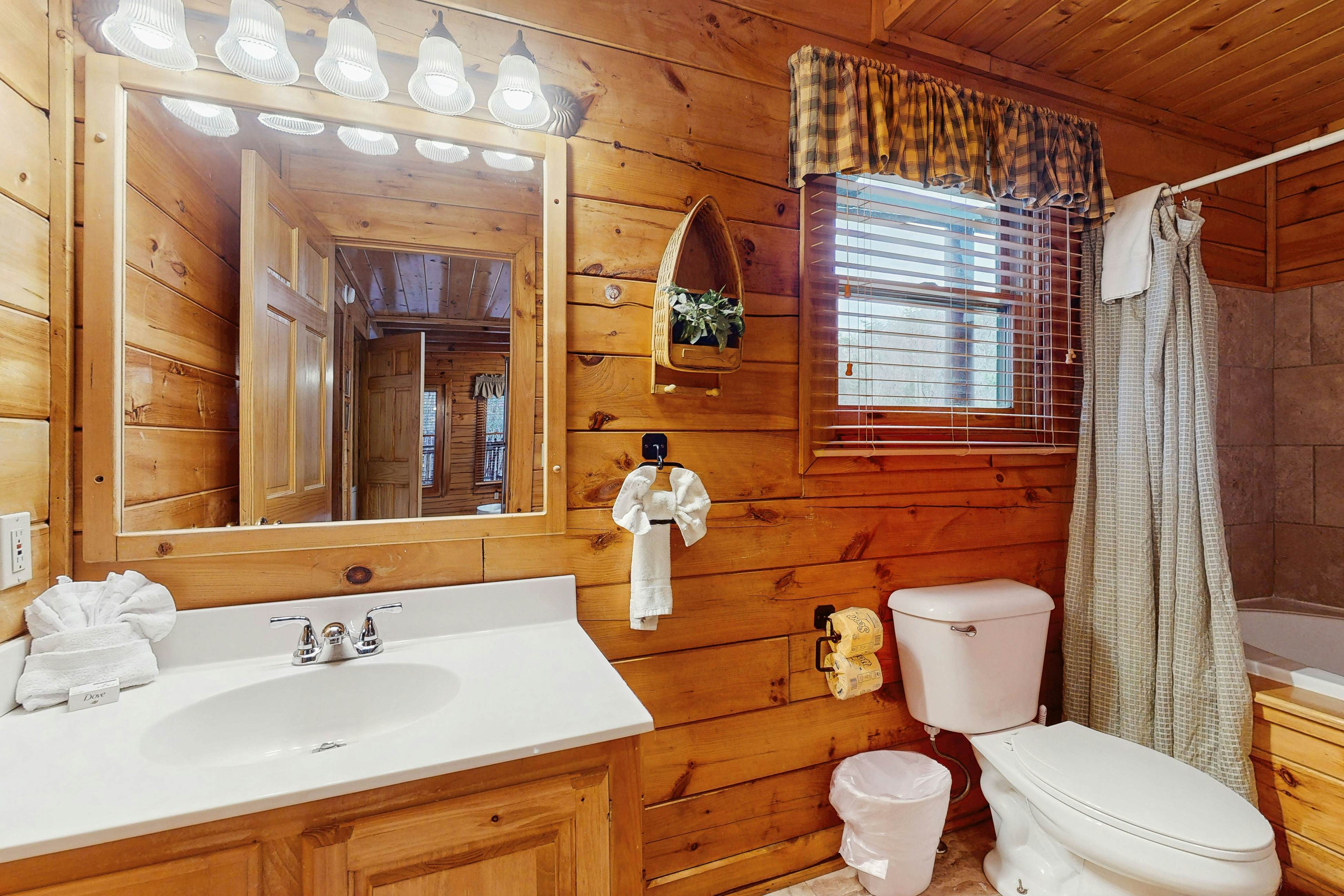 Cabin in gorgeous wooded setting w/ Free Attraction Tickets, hot tub, pool table