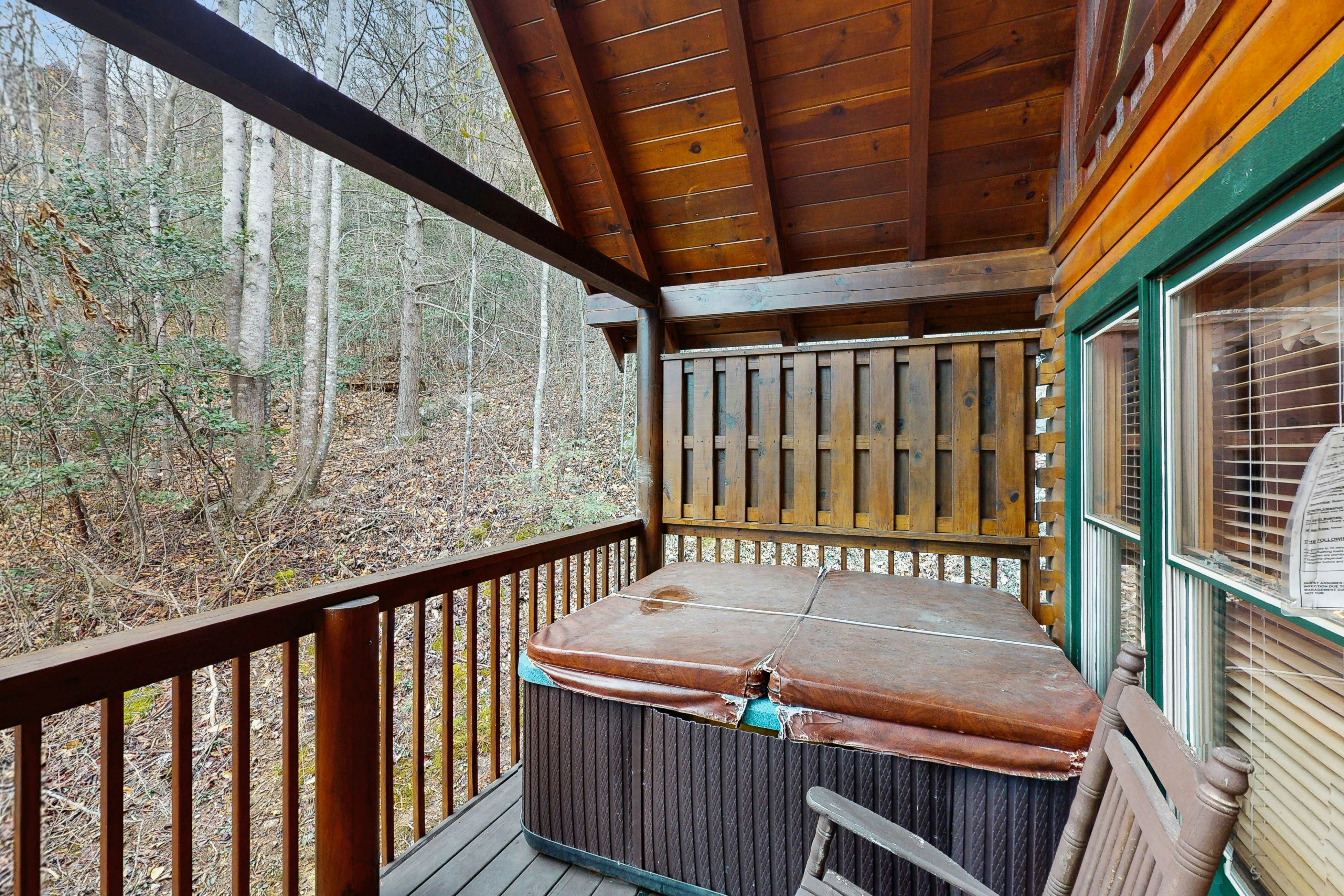 Cabin in gorgeous wooded setting w/ Free Attraction Tickets, hot tub, pool table