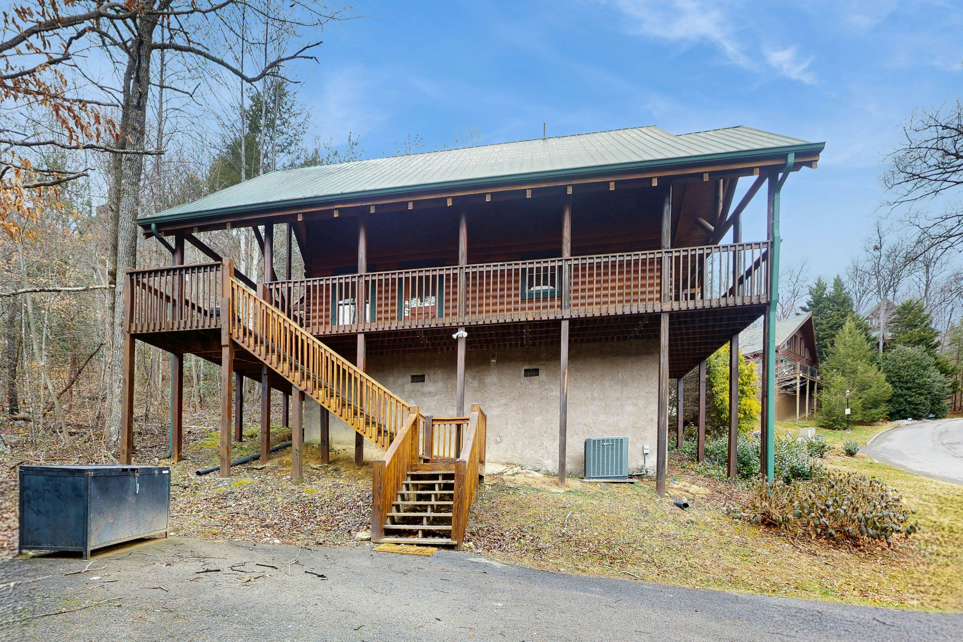Cabin in gorgeous wooded setting w/ Free Attraction Tickets, hot tub, pool table
