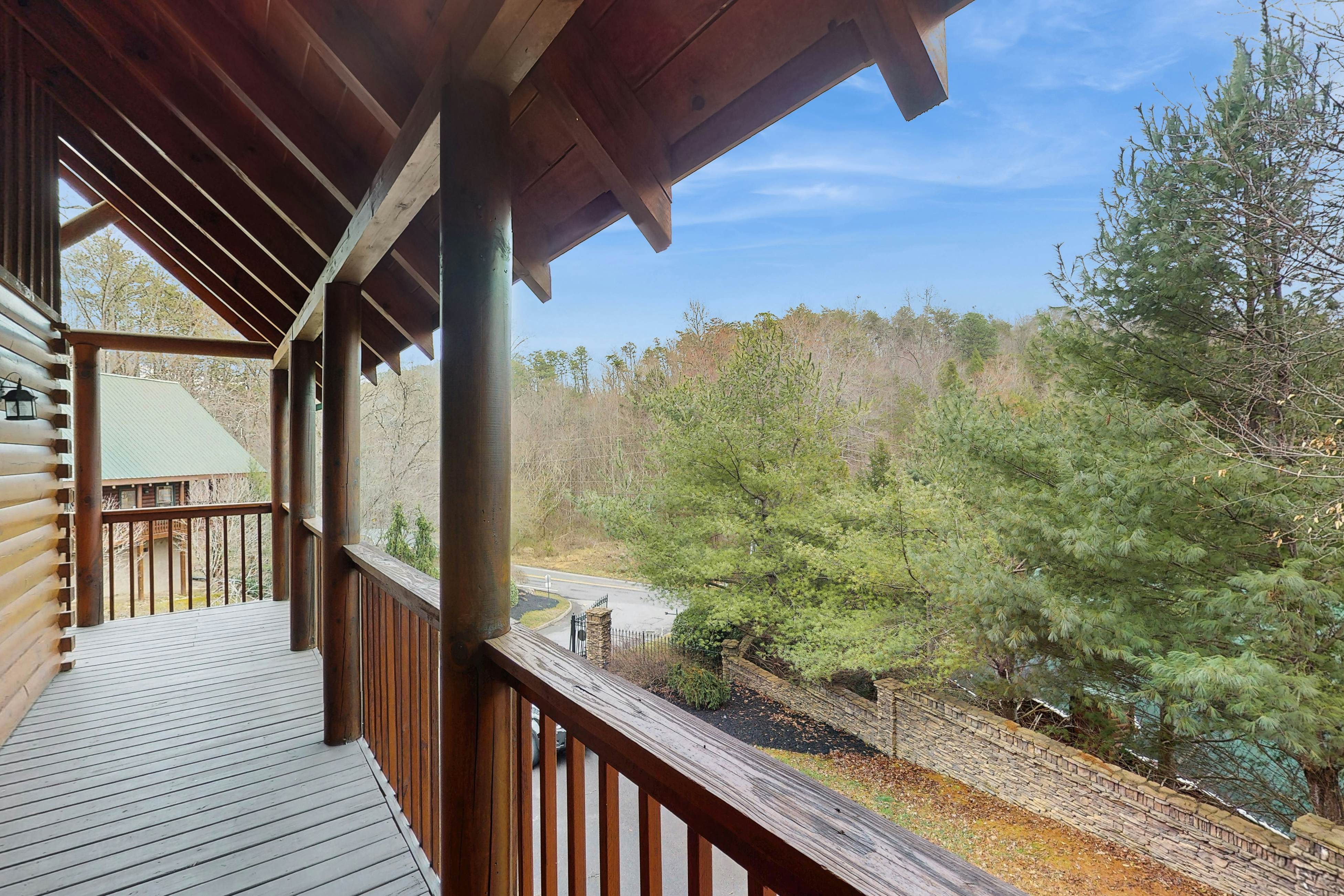 Cabin in gorgeous wooded setting w/ Free Attraction Tickets, hot tub, pool table