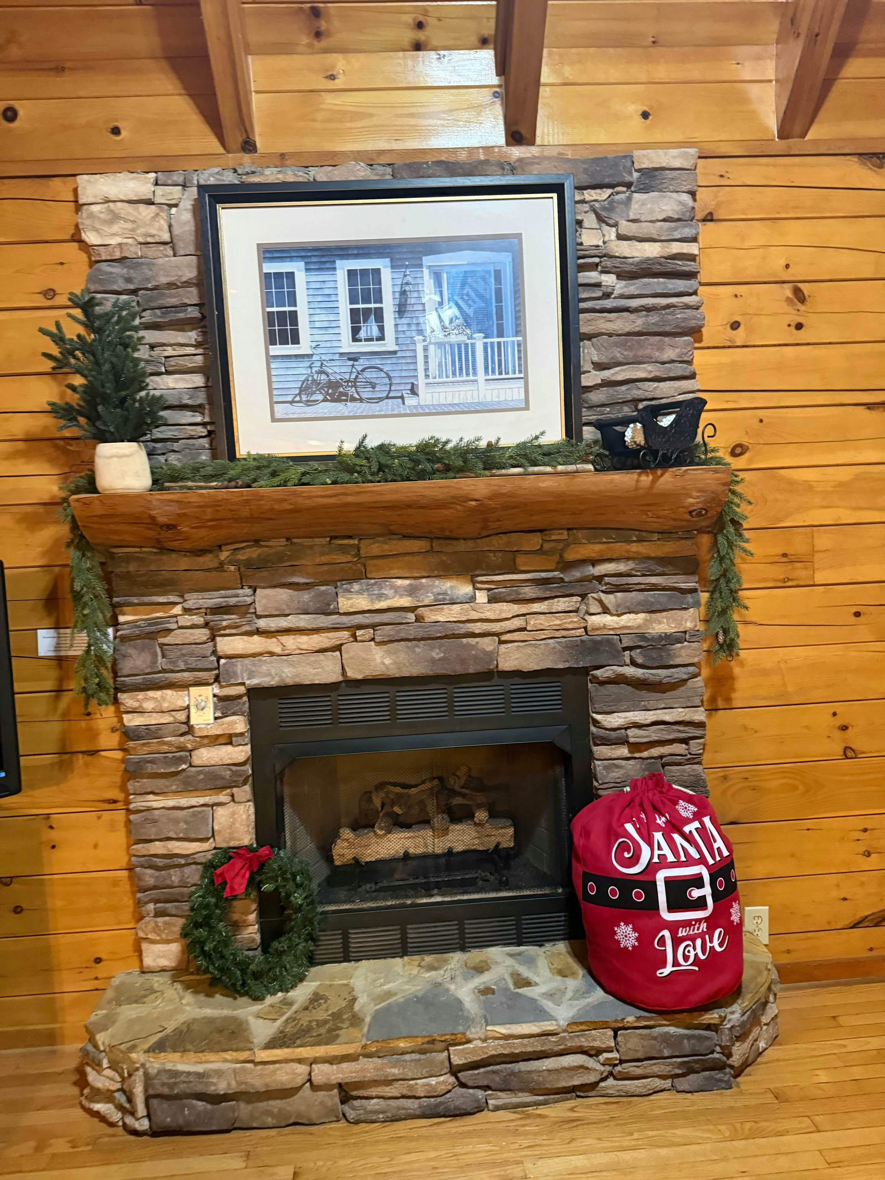 Cabin in gorgeous wooded setting w/ Free Attraction Tickets, hot tub, pool table