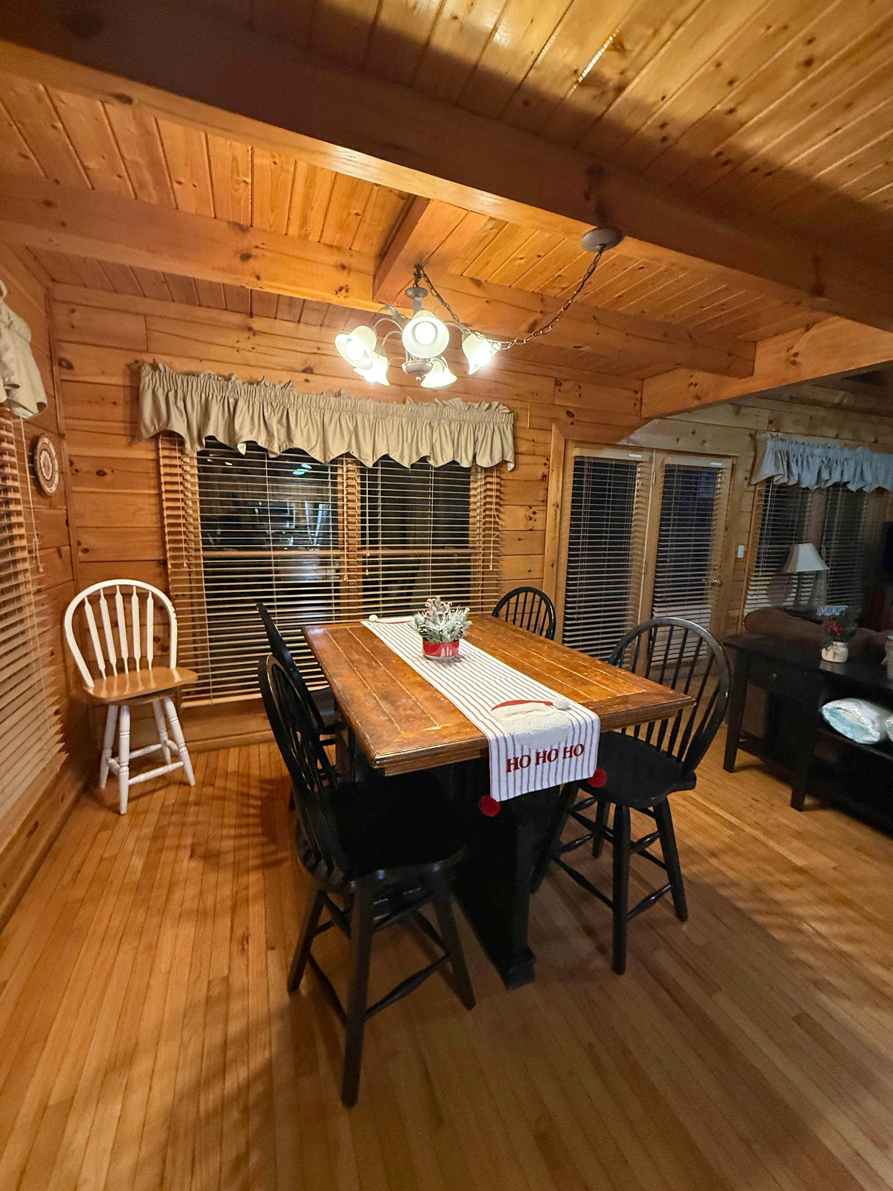 Cabin in gorgeous wooded setting w/ Free Attraction Tickets, hot tub, pool table