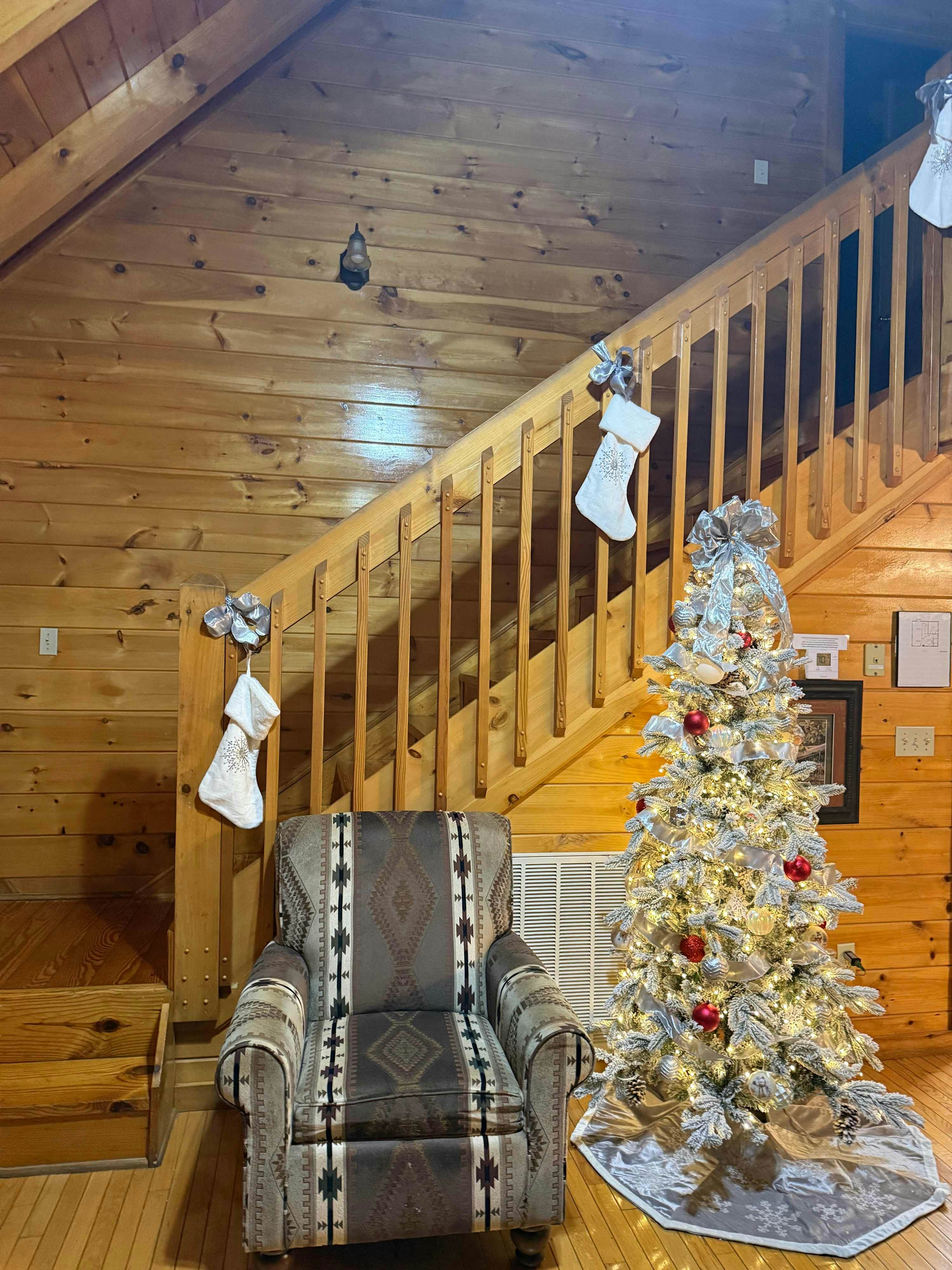 Cabin in gorgeous wooded setting w/ Free Attraction Tickets, hot tub, pool table