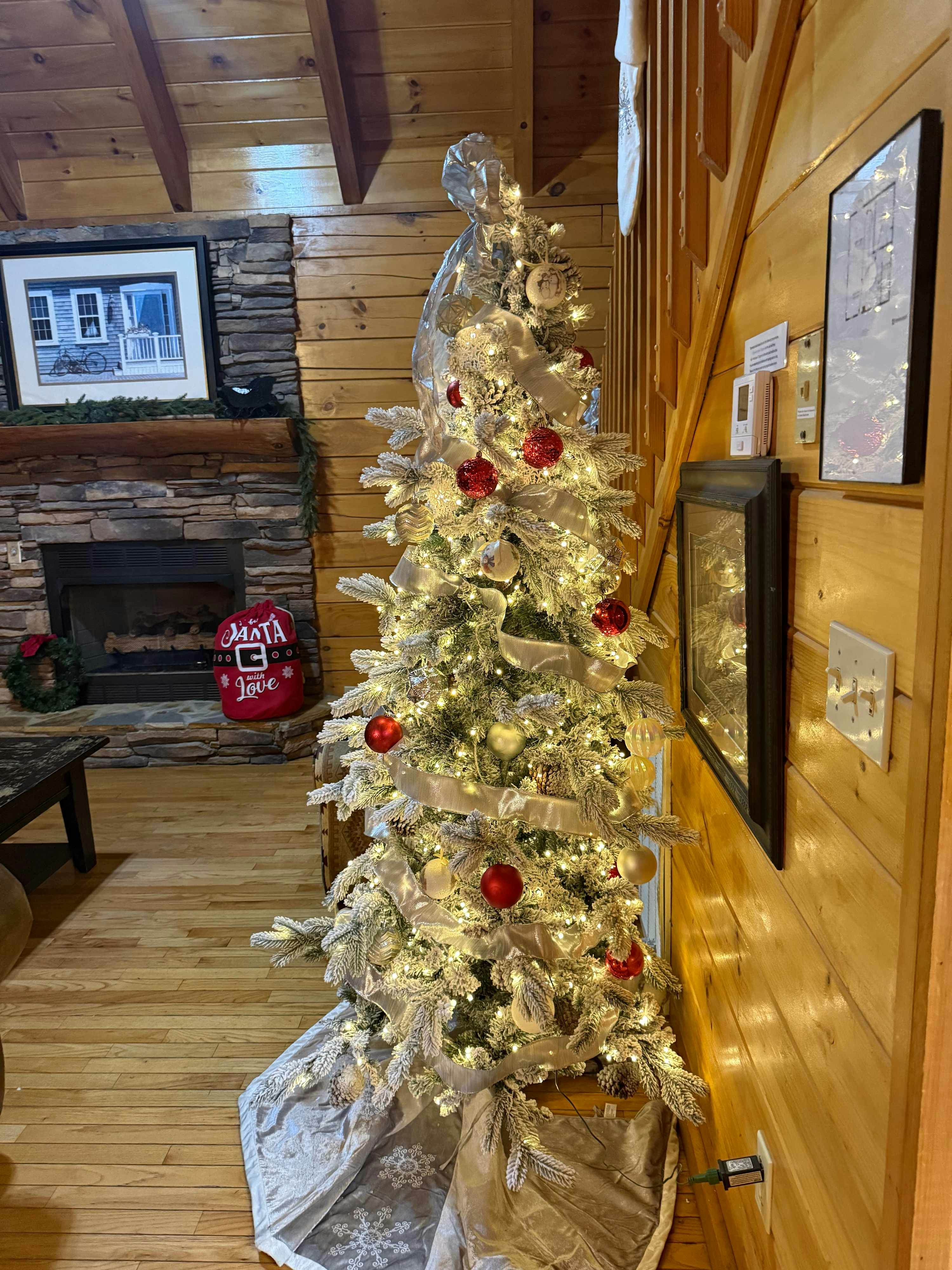 Cabin in gorgeous wooded setting w/ Free Attraction Tickets, hot tub, pool table