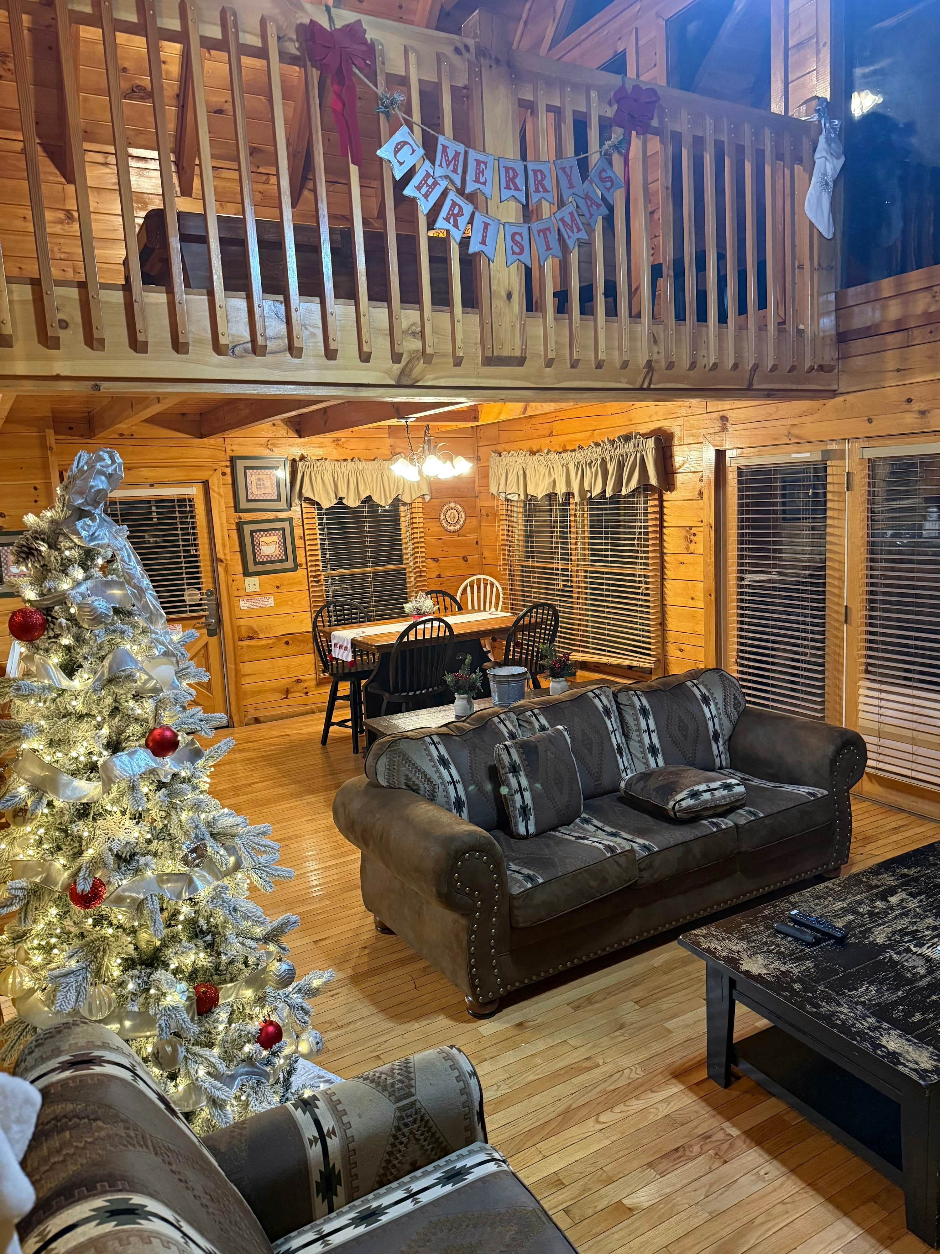 Cabin in gorgeous wooded setting w/ Free Attraction Tickets, hot tub, pool table