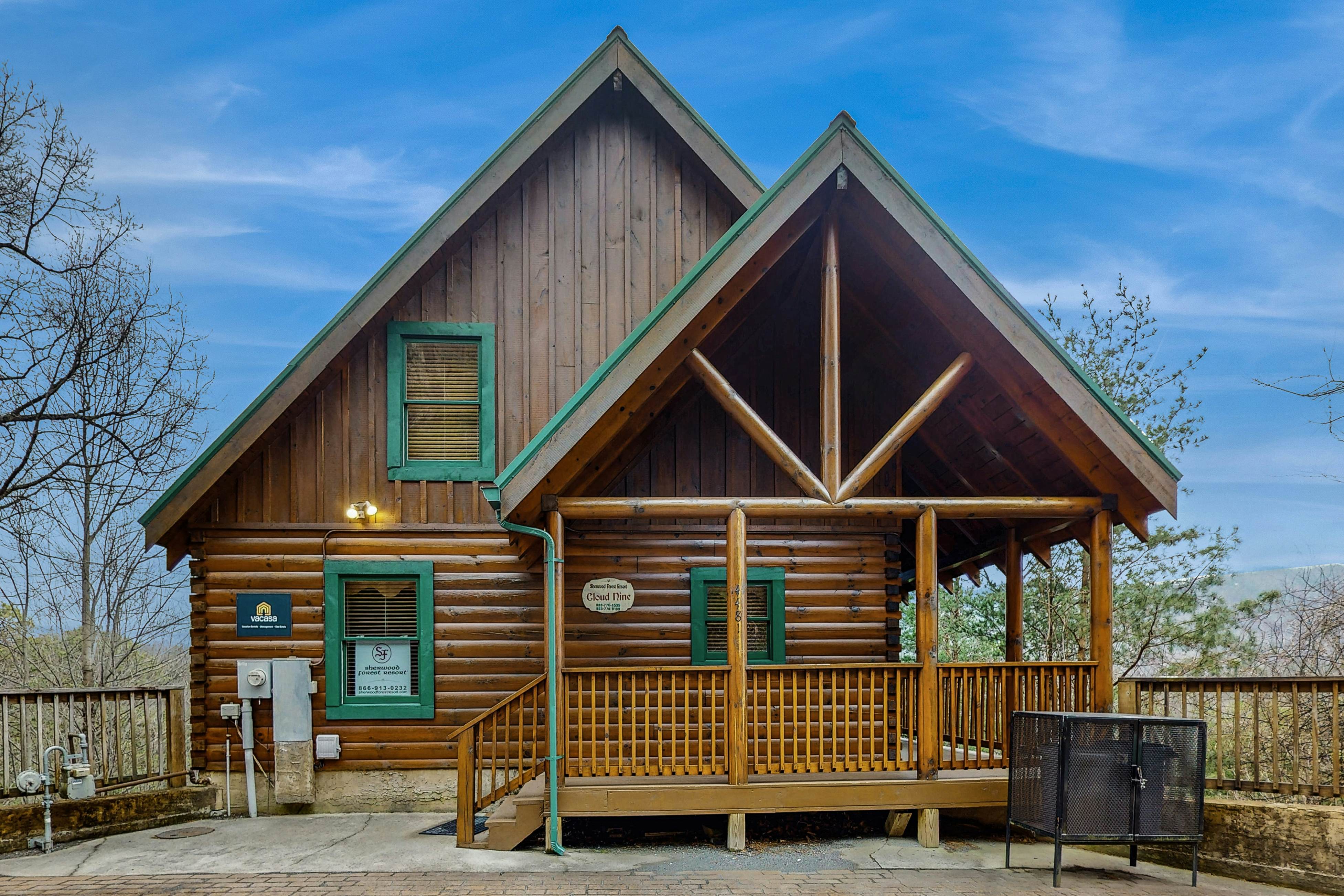 Cabin w/ Free Attraction Tickets, views, private hot tub, & shared, heated pool