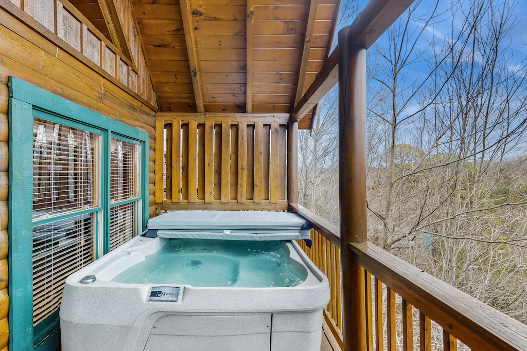 Charming Cabin, Sleeps 6, Views, Hot Tub, Shared Pool