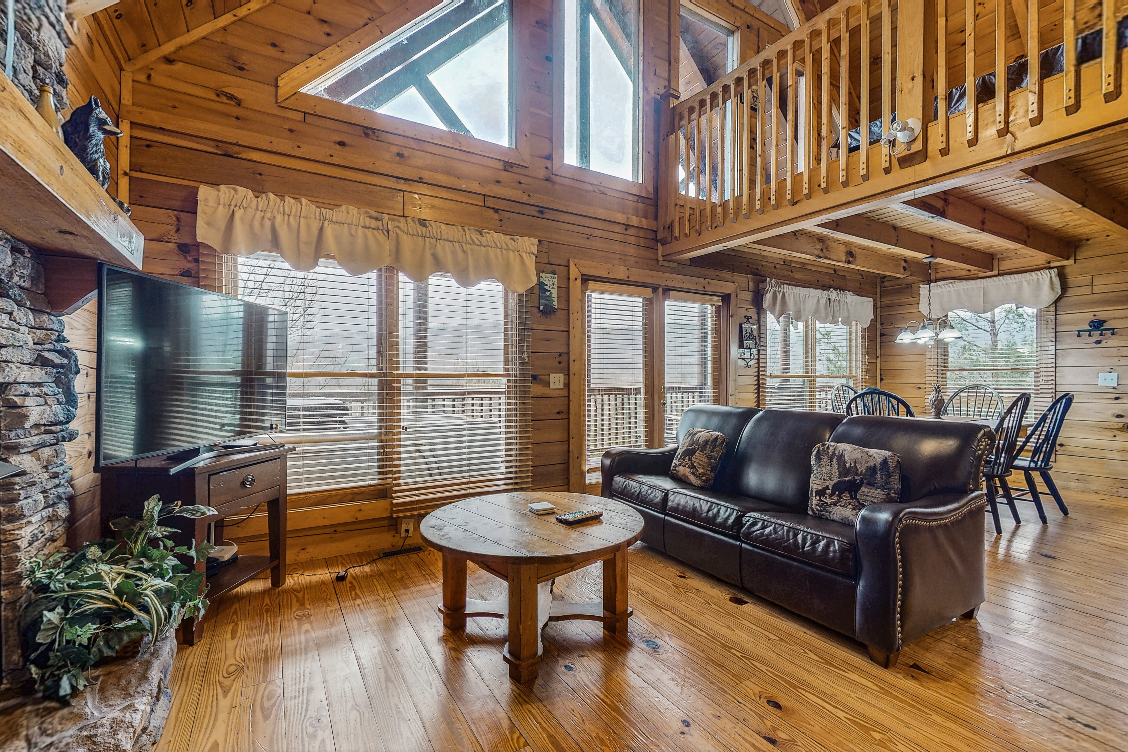 Charming Cabin, Sleeps 6・Views・Hot Tub・Shared Pool