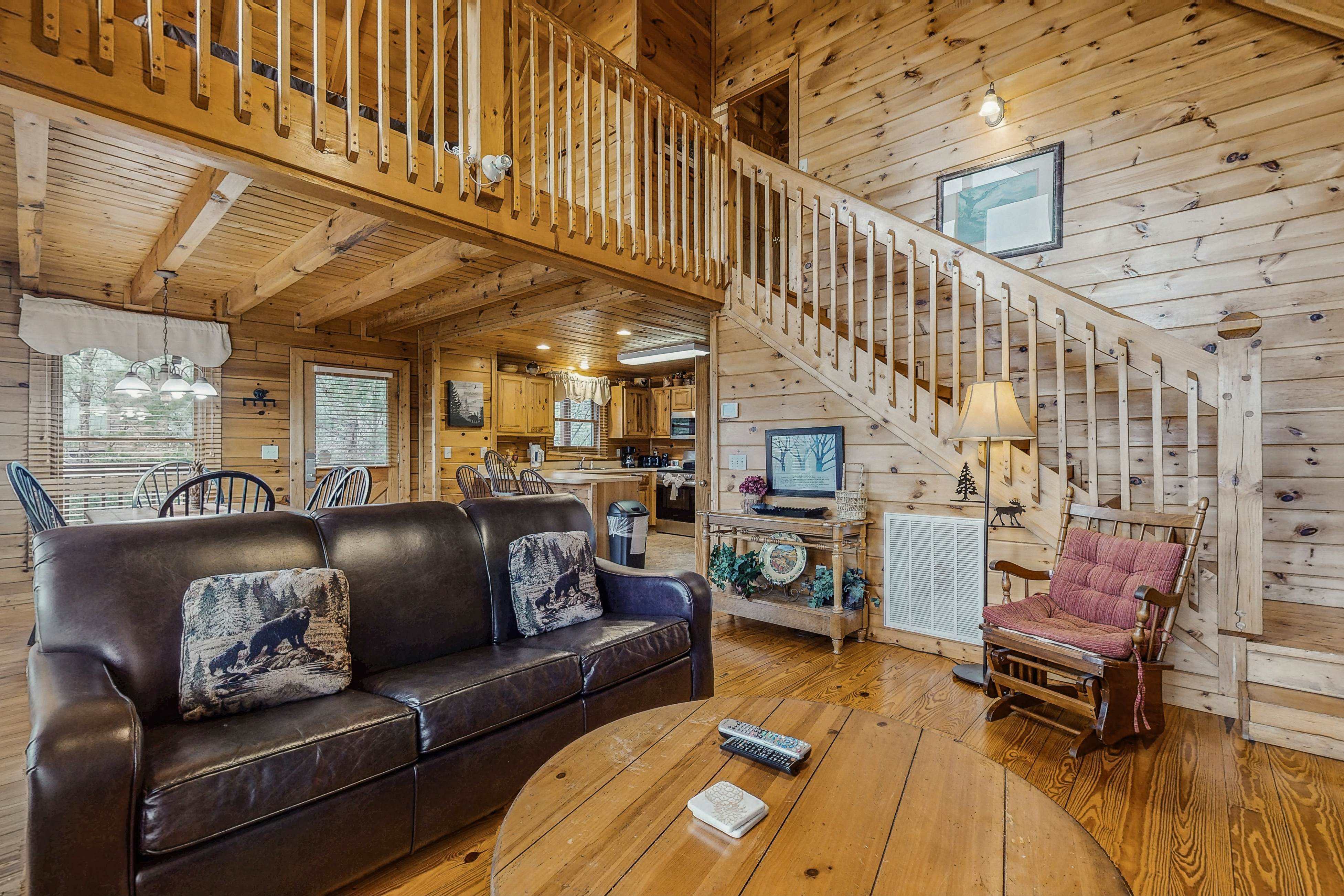 Charming Cabin, Sleeps 6・Views・Hot Tub・Shared Pool