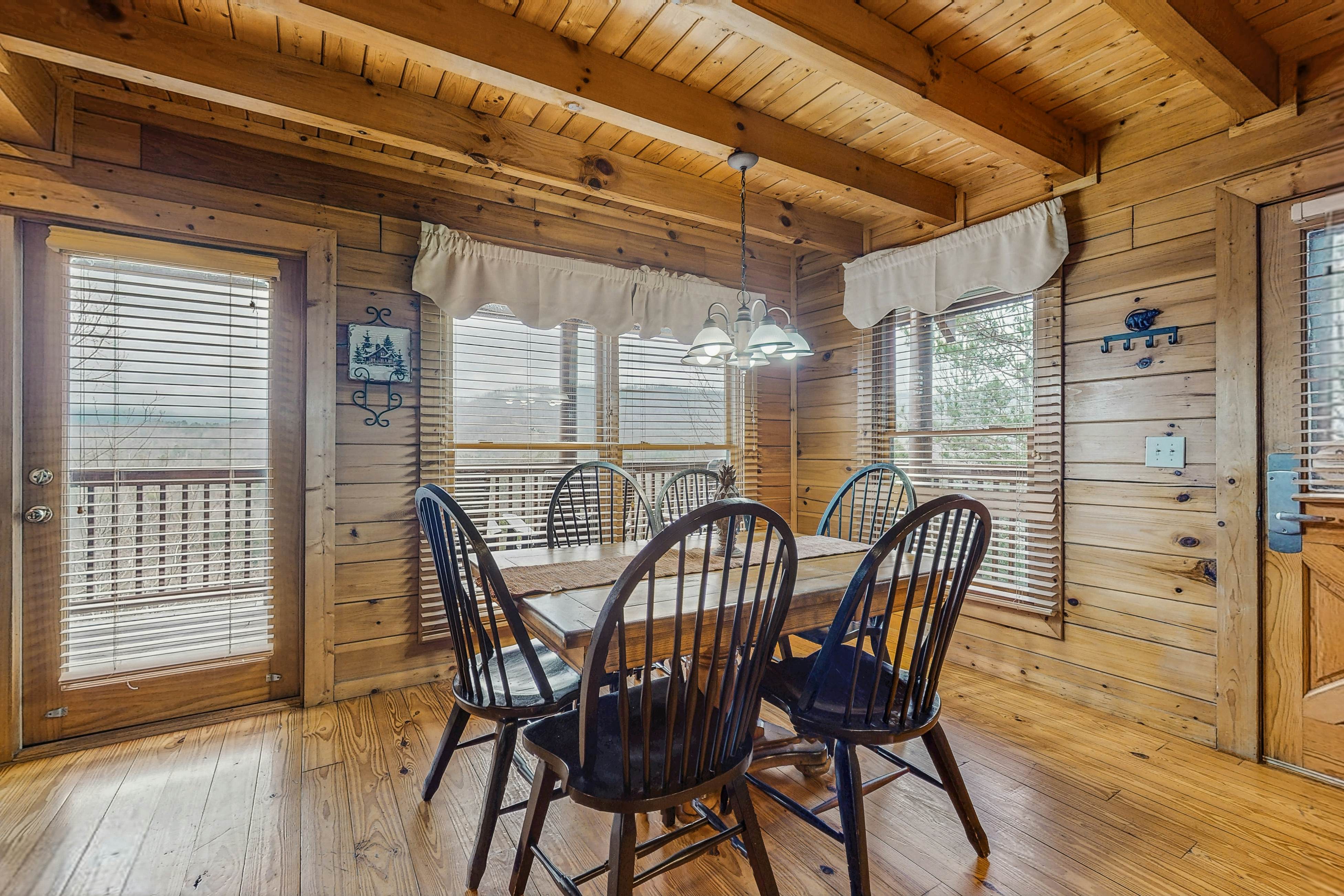 Charming Cabin, Sleeps 6・Views・Hot Tub・Shared Pool