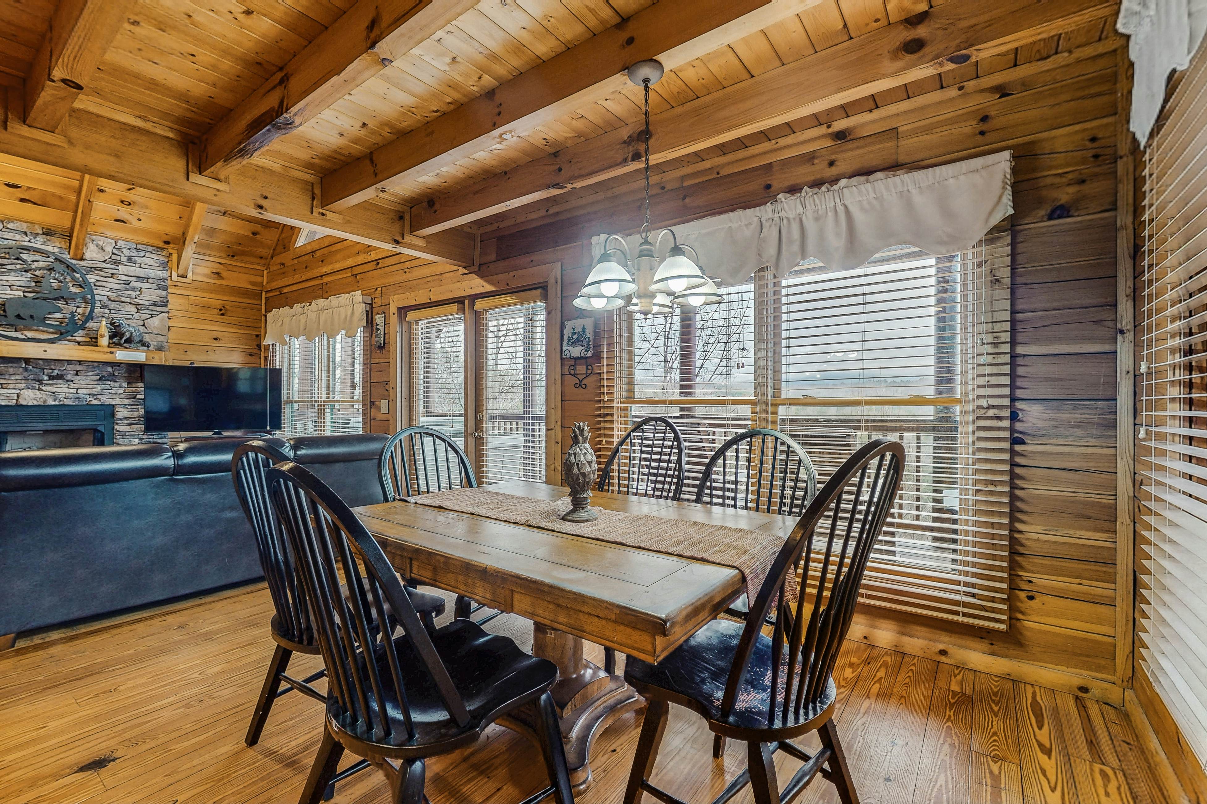 Charming Cabin, Sleeps 6・Views・Hot Tub・Shared Pool