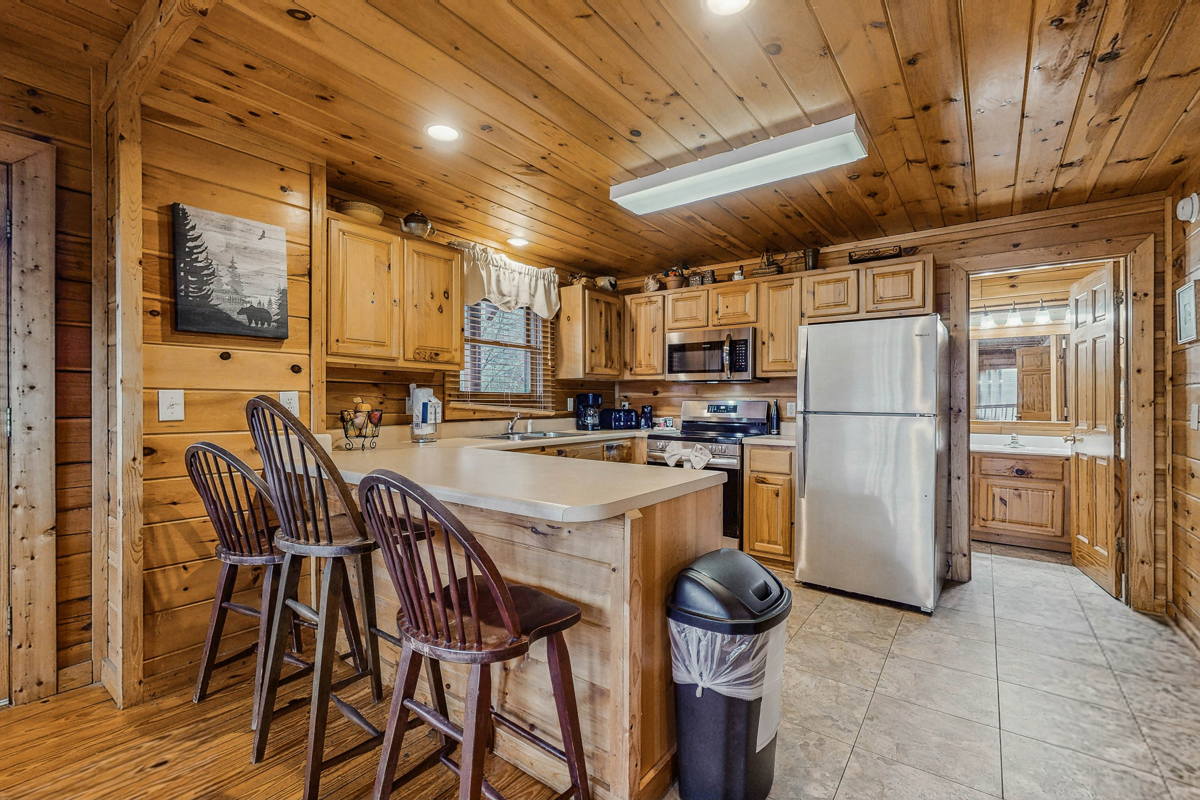 Charming Cabin, Sleeps 6・Views・Hot Tub・Shared Pool