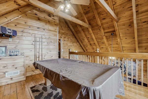 Charming Cabin, Sleeps 6, Views, Hot Tub, Shared Pool