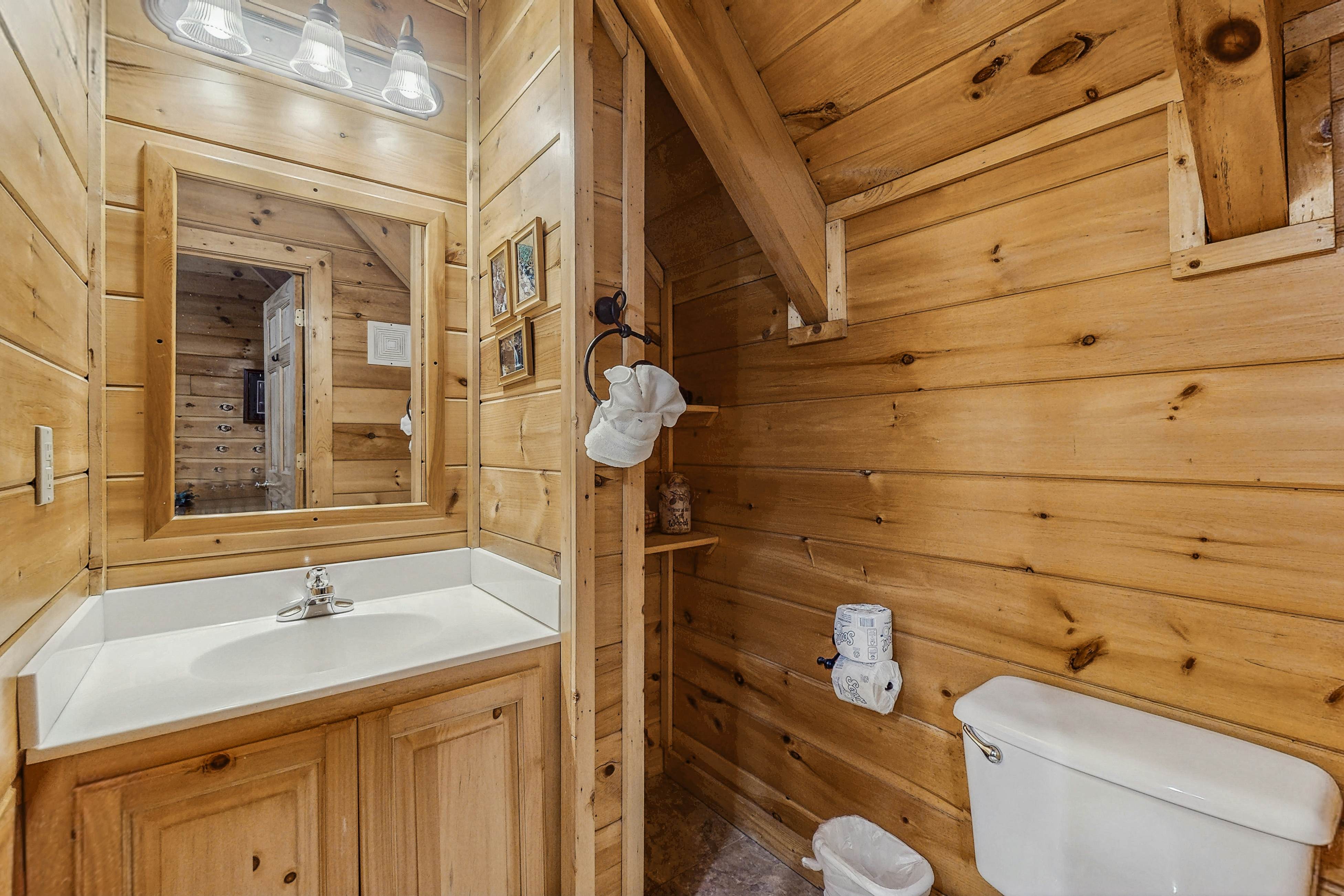 Charming Cabin, Sleeps 6・Views・Hot Tub・Shared Pool