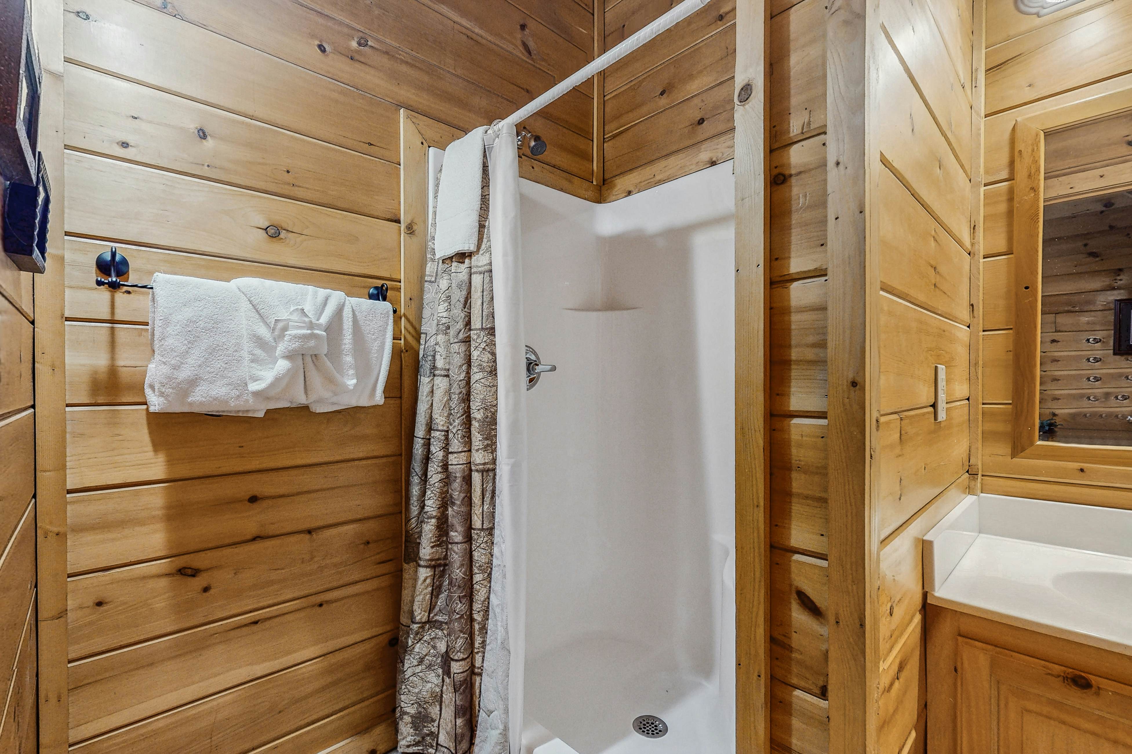 Charming Cabin, Sleeps 6・Views・Hot Tub・Shared Pool