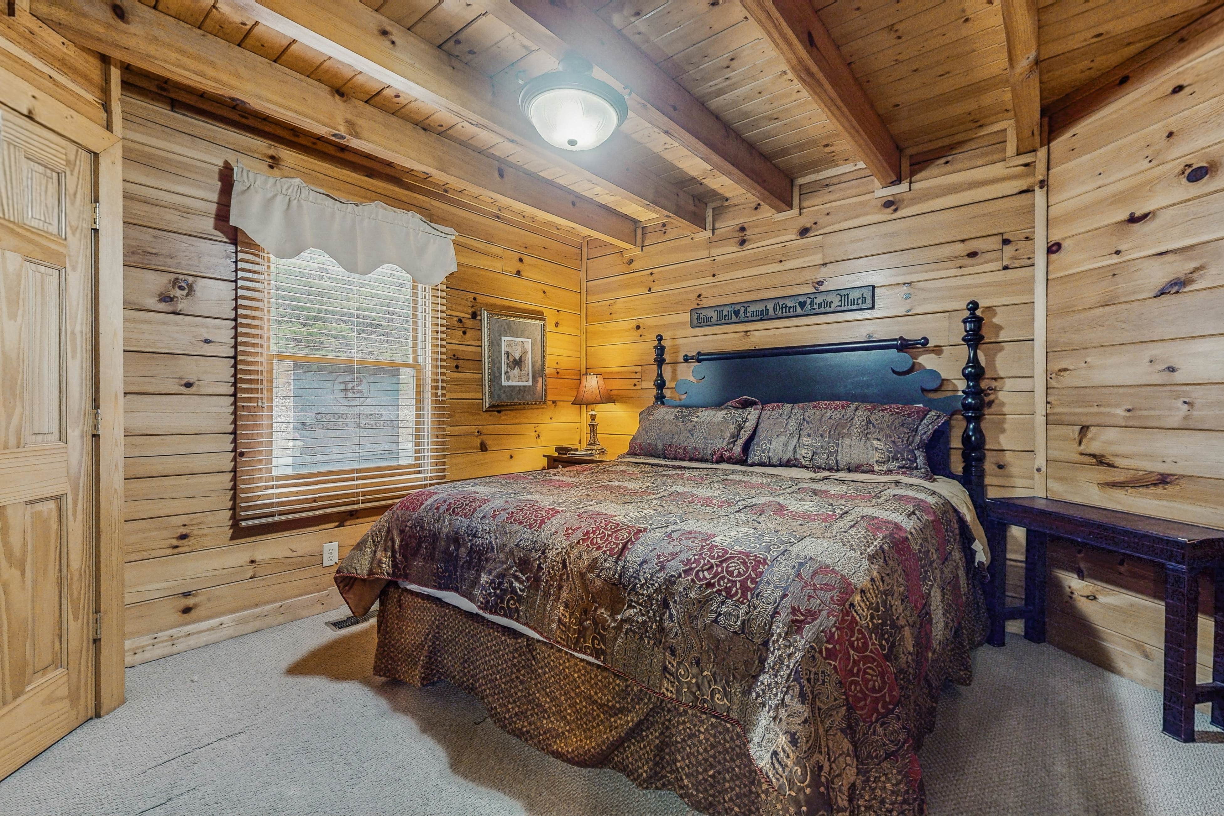 Charming Cabin, Sleeps 6・Views・Hot Tub・Shared Pool