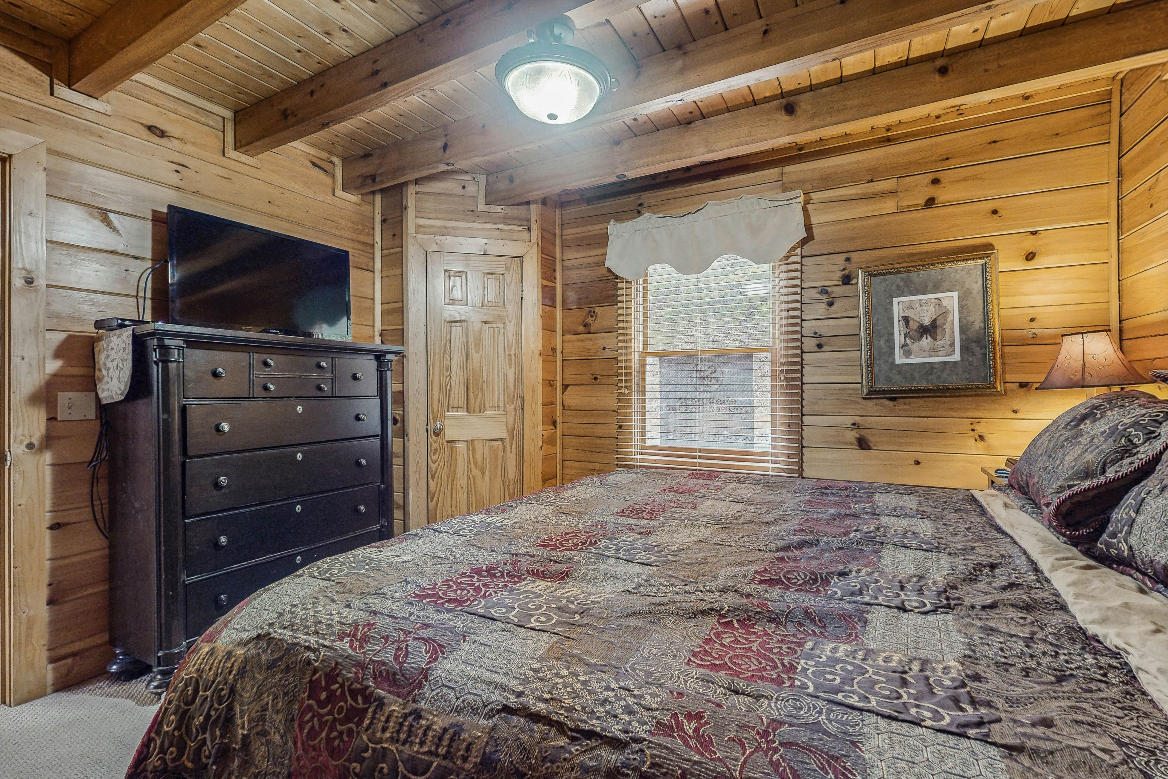 Charming Cabin, Sleeps 6・Views・Hot Tub・Shared Pool