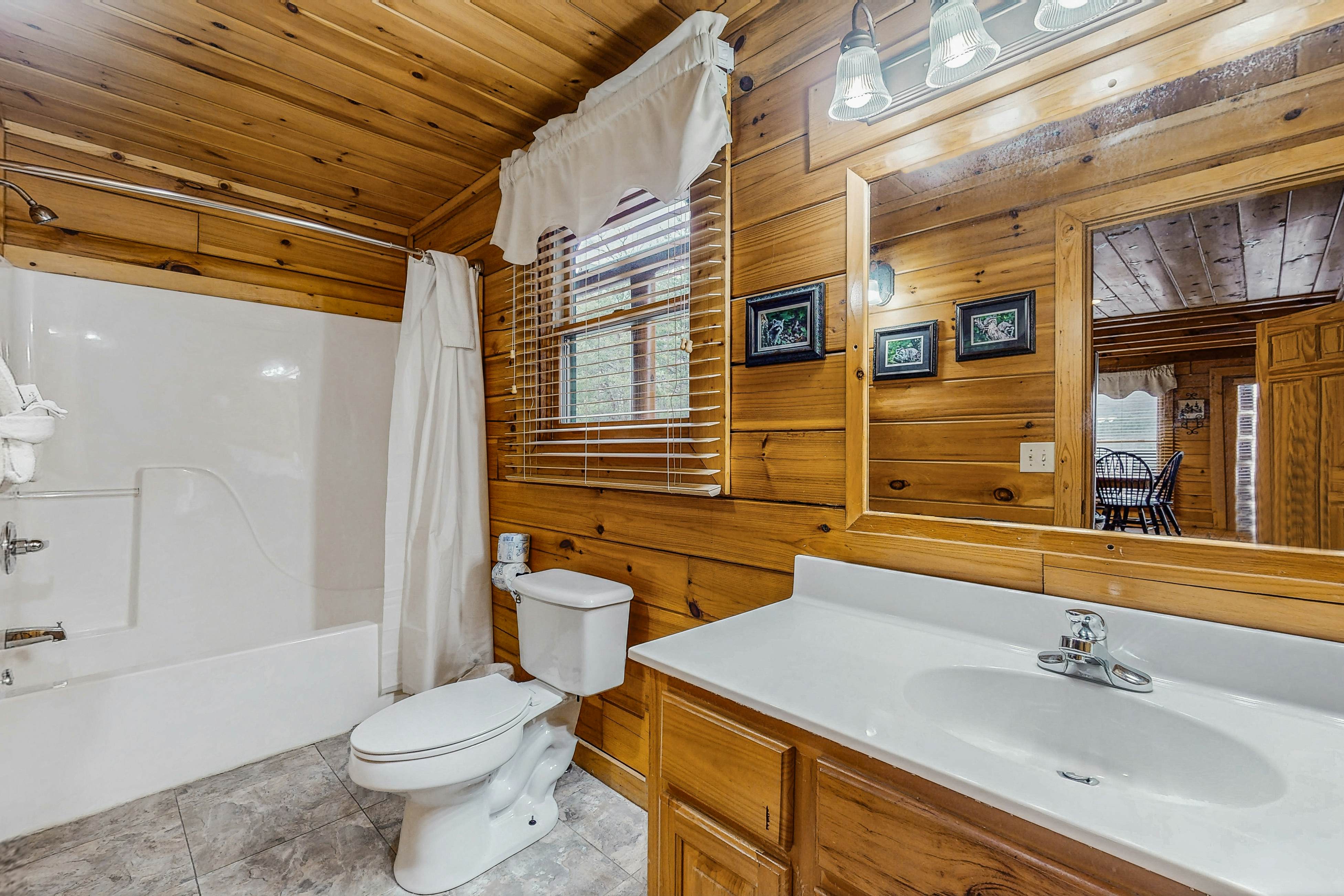 Charming Cabin, Sleeps 6・Views・Hot Tub・Shared Pool