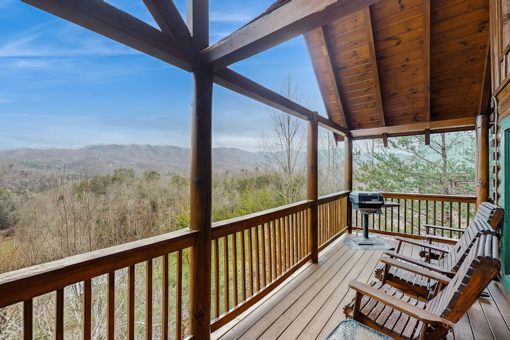 Charming Cabin, Sleeps 6, Views, Hot Tub, Shared Pool