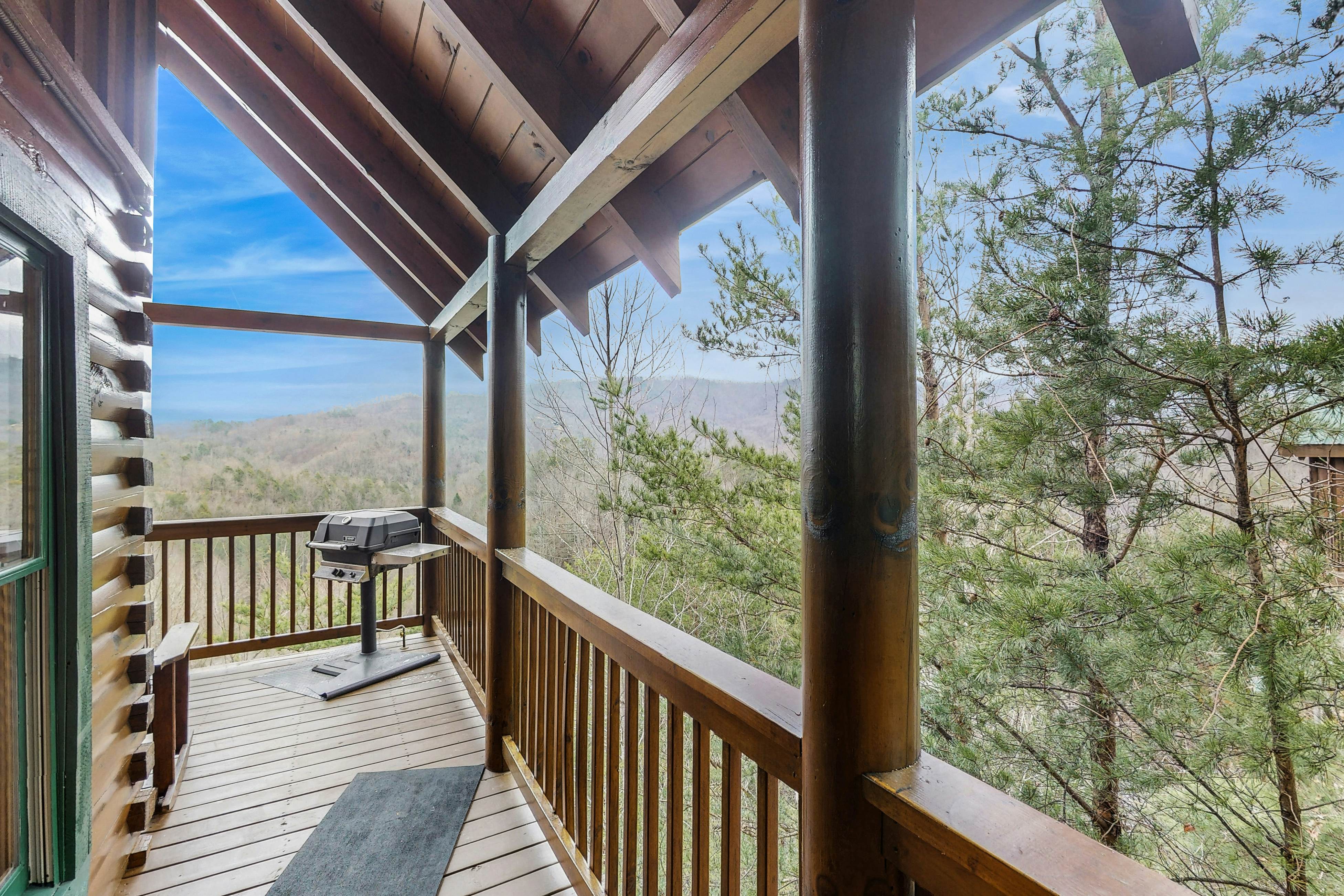Charming Cabin, Sleeps 6・Views・Hot Tub・Shared Pool