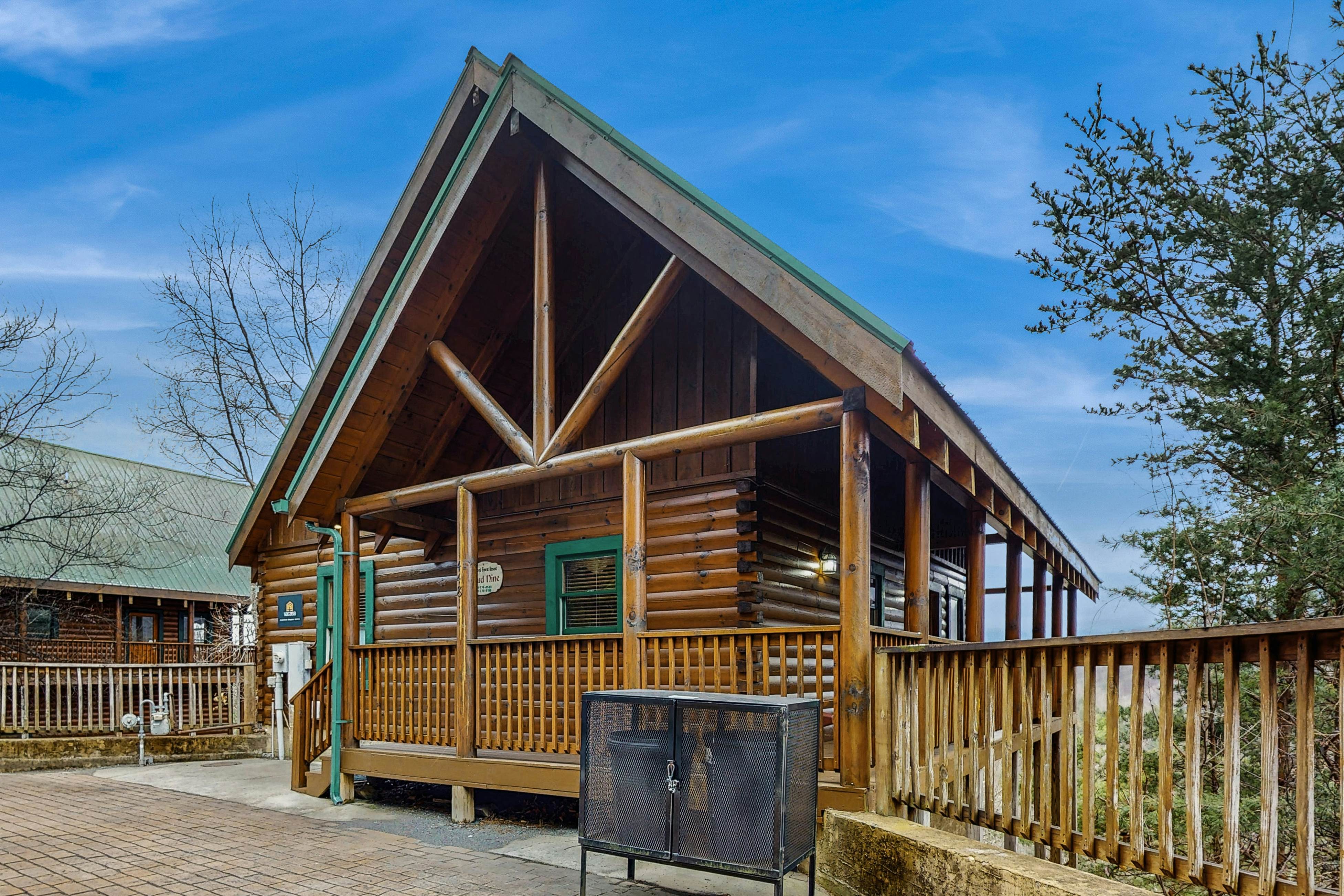 Charming Cabin, Sleeps 6・Views・Hot Tub・Shared Pool