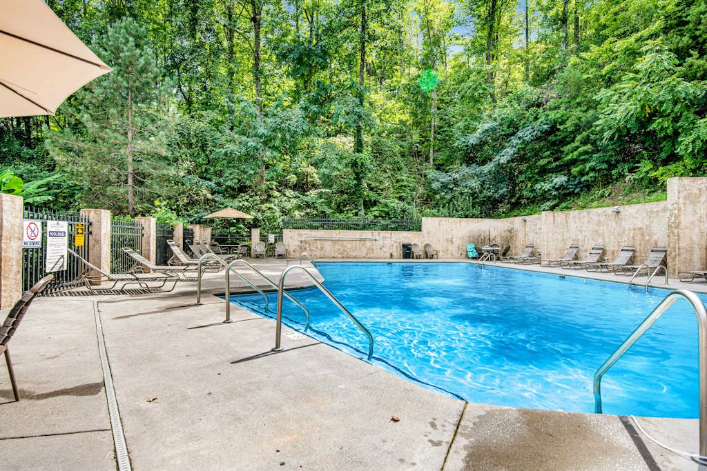 🏞️ 𝗦𝗵𝗲𝗿𝘄𝗼𝗼𝗱 𝗙𝗼𝗿𝗲𝘀𝘁 𝗥𝗲𝘀𝗼𝗿𝘁 - 𝗖𝗹𝗼𝘂𝗱 𝗡𝗶𝗻𝗲 𝗮𝘁 𝗦𝗵𝗲𝗿𝘄𝗼𝗼𝗱 𝗙𝗼𝗿𝗲𝘀𝘁
Our cabin offers a Smoky Mountain cabin getaway with panoramic views, sleeps 6, private hot tub, pool table, fireplace, and resort pool access. Just 3 miles to downtown Pigeon Forge near Dollywood, shows, dining, and 8 miles to Great Smoky Mountains National Park. Enjoy gated resort privacy, grill, and outdoor deck. Perfect for family vacations and mountain relaxation.