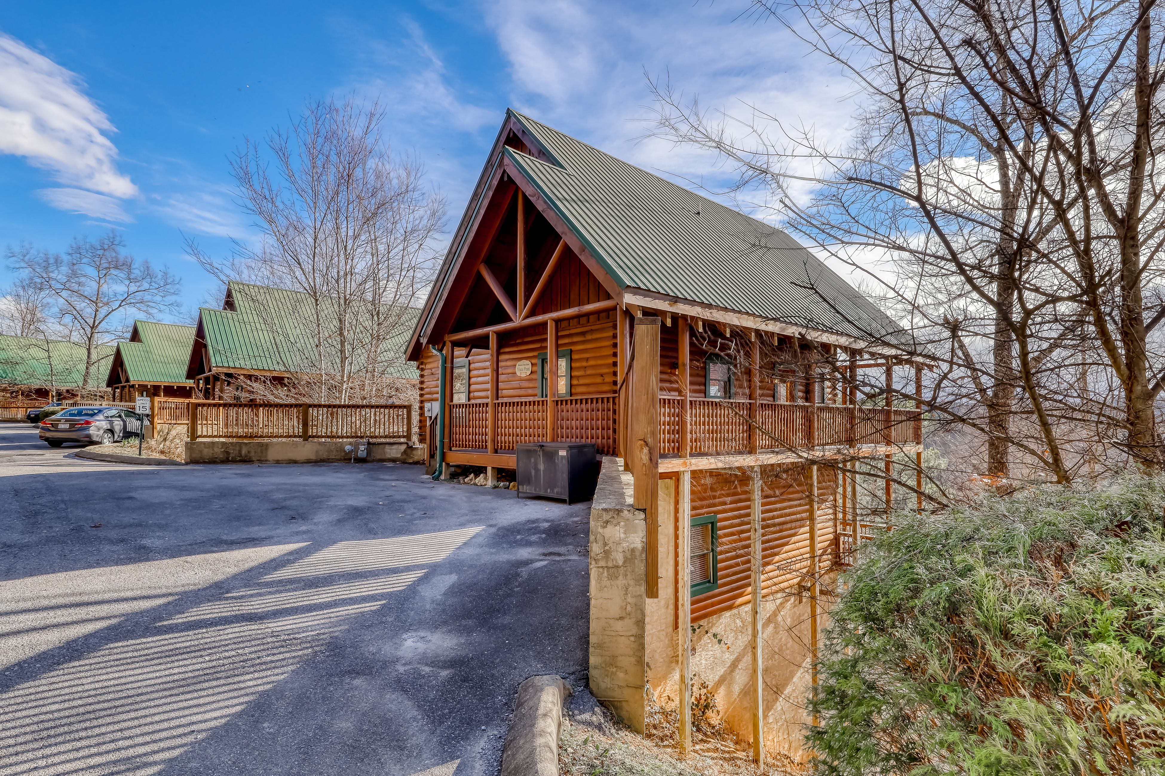 Peaceful cabin in a gated community w/ Free Attraction Tickets & private hot tub