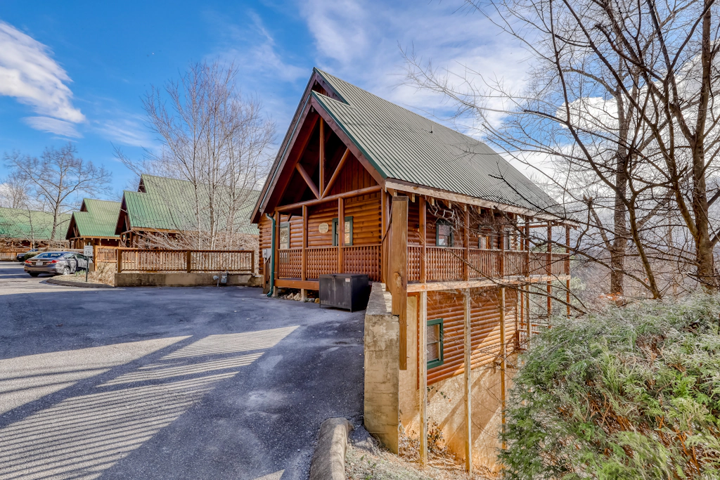Peaceful cabin in a gated community & private hot tub