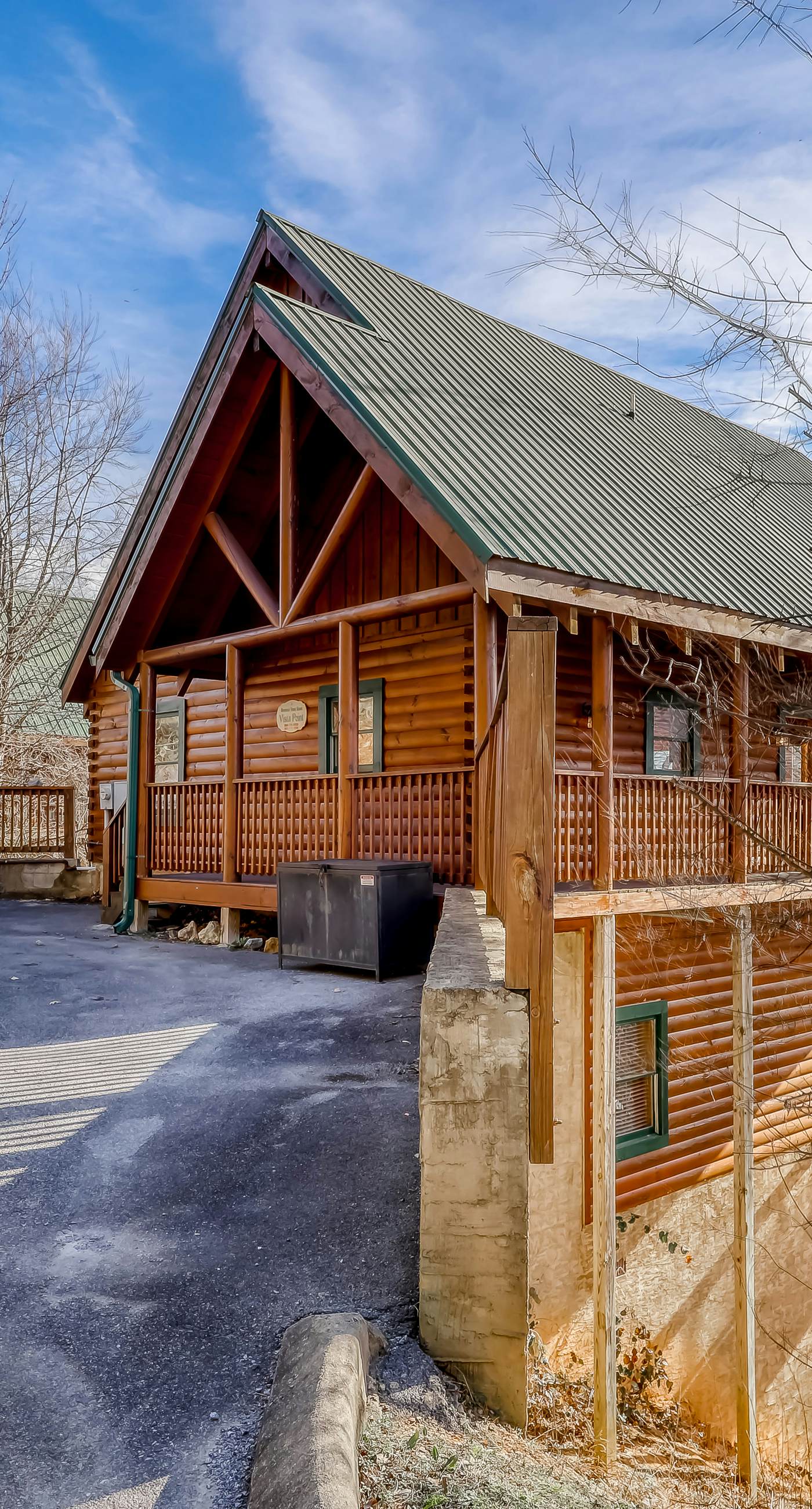 Peaceful cabin in a gated community & private hot tub