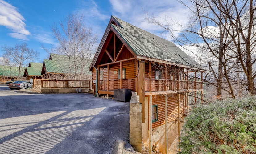 Peaceful cabin in a gated community w/ Free Attraction Tickets & private hot tub