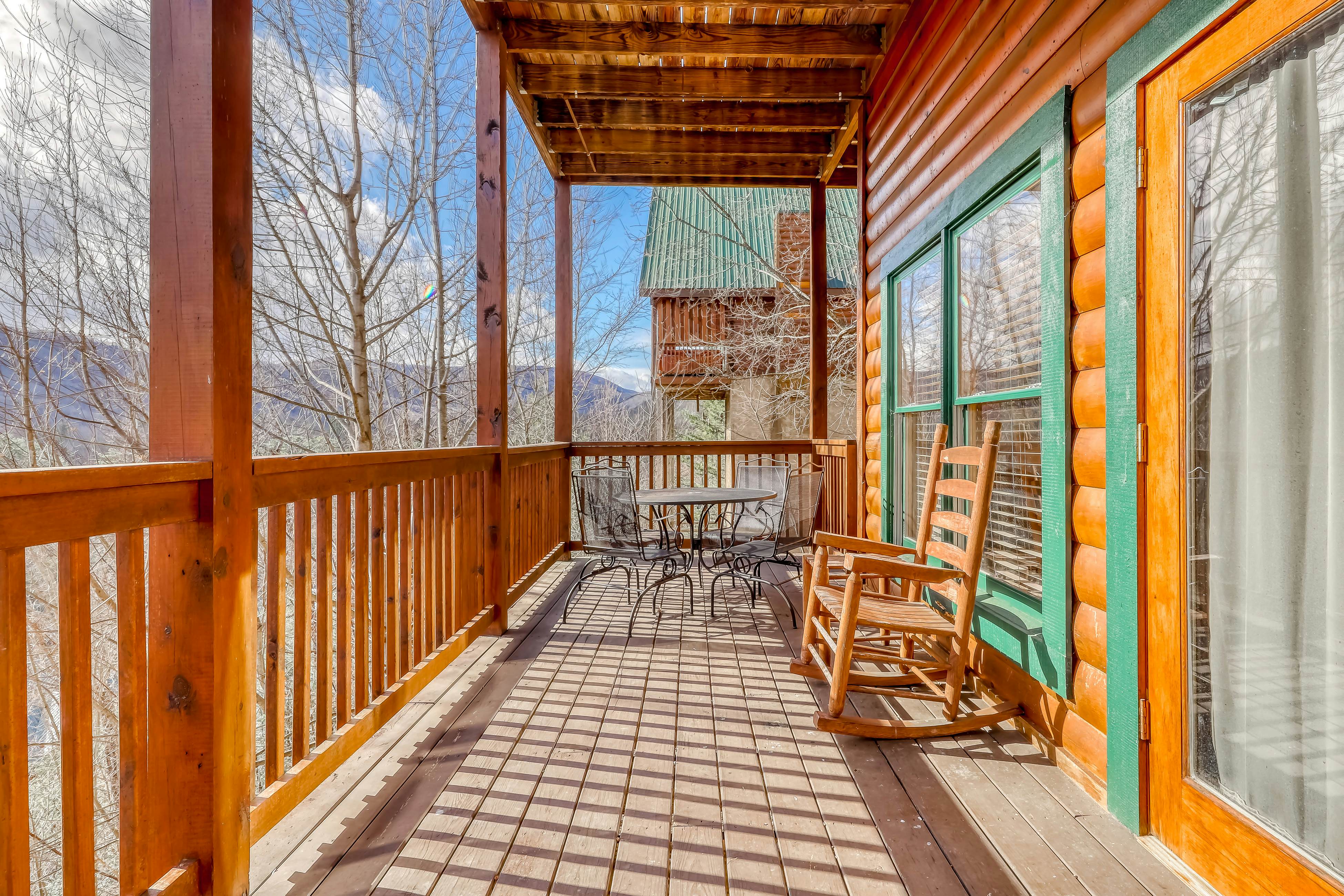 Peaceful cabin in a gated community w/ Free Attraction Tickets & private hot tub
